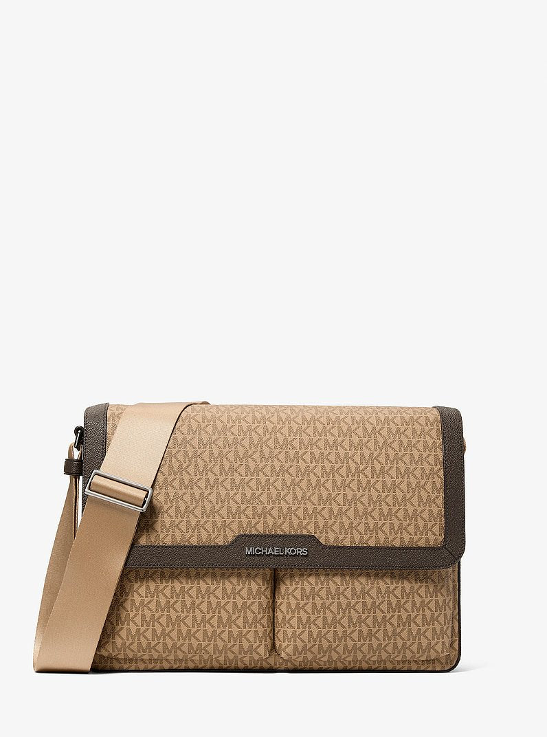Bolsa Michael Kors Pacey Medium Signature Logo Messenger Bag, Lona com Logo Signature, cor Camel, vista frontal | Original Exports