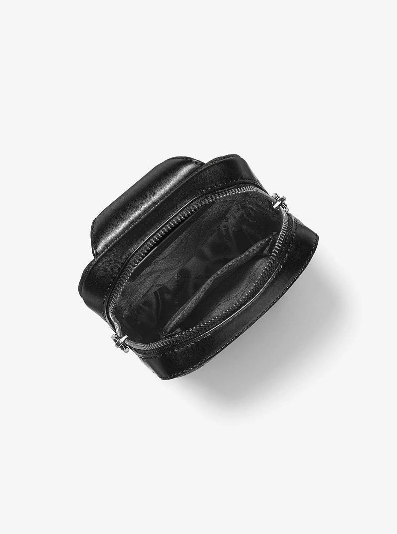 Bolsa Michael Kors Cooper Medium Signature Logo Sling Pack, Lona com Logo Signature, cor Preto, vista lateral | Original Exports