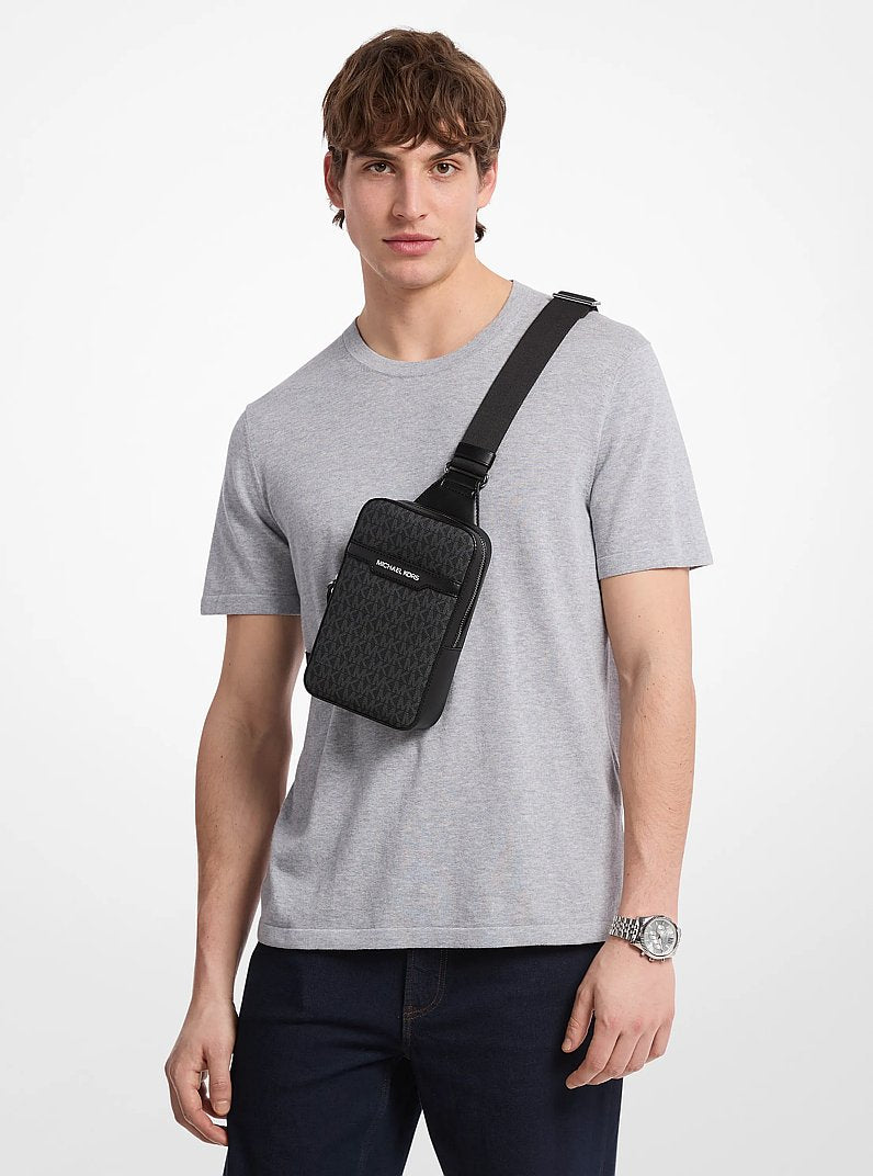 Bolsa Michael Kors Cooper Medium Signature Logo Sling Pack, Lona com Logo Signature, cor Preto, detalhe do material | Original Exports