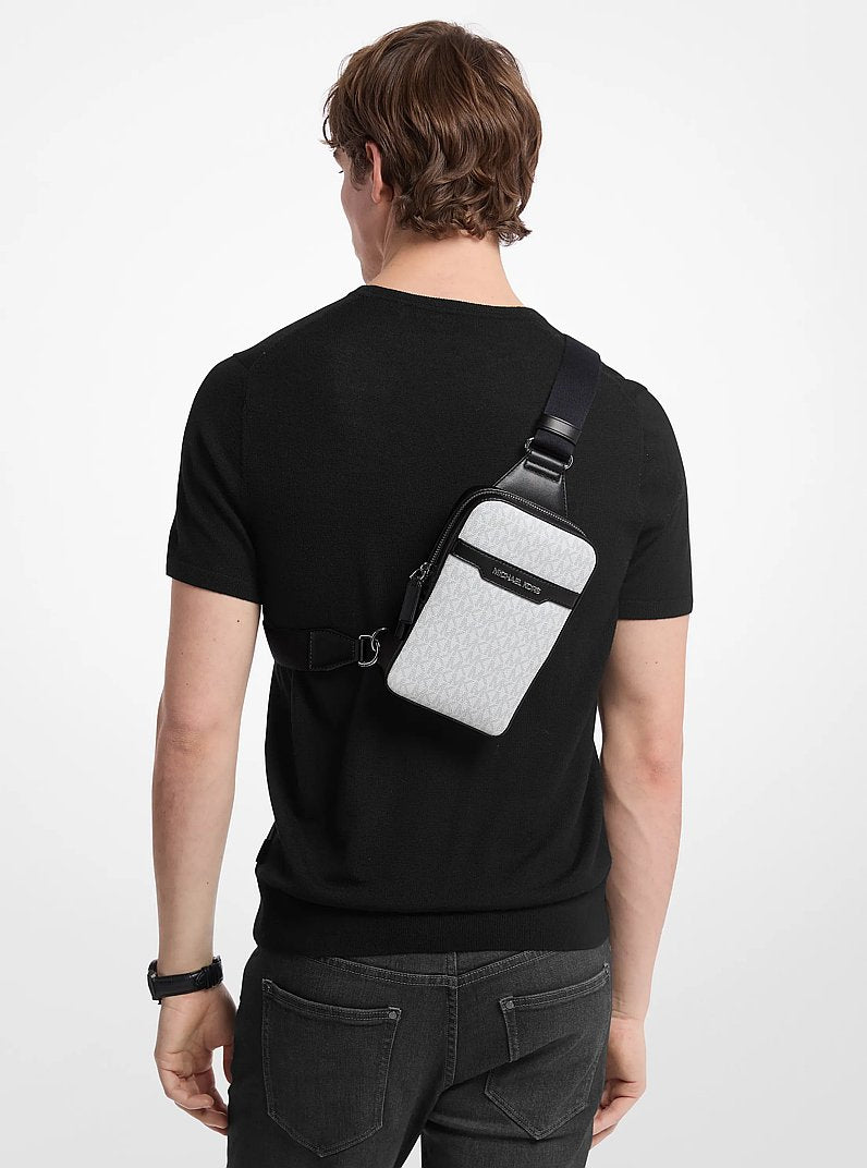 Bolsa Michael Kors Cooper Medium Signature Logo Sling Pack, Lona com Logo Signature, cor Branco Vivo, detalhe do material | Original Exports