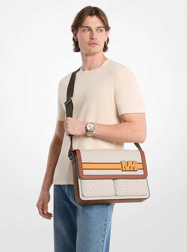Bolsa Michael Kors Pacey Embellished Signature Logo Messenger Bag, Lona com Logo Signature, cor Vanilla Combo, detalhe do material | Original Exports