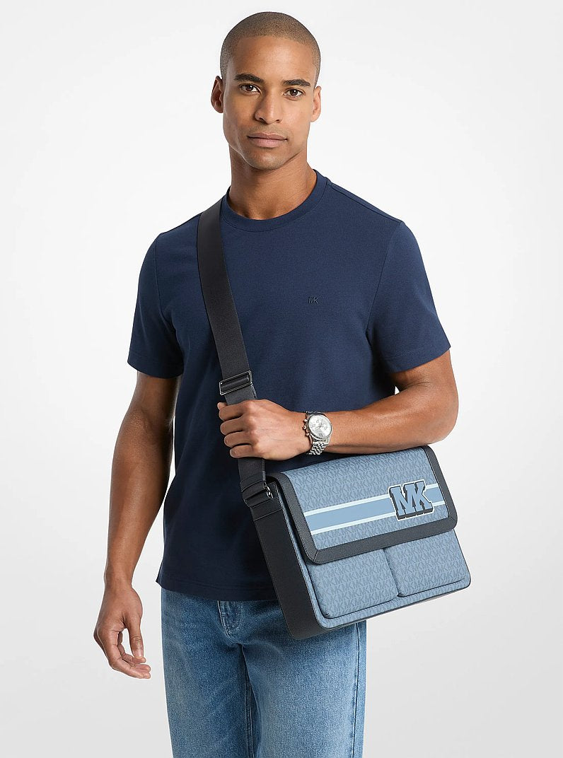 Bolsa Michael Kors Pacey Embellished Signature Logo Messenger Bag, Lona com Logo Signature, cor Jeans (Denim), detalhe do material | Original Exports
