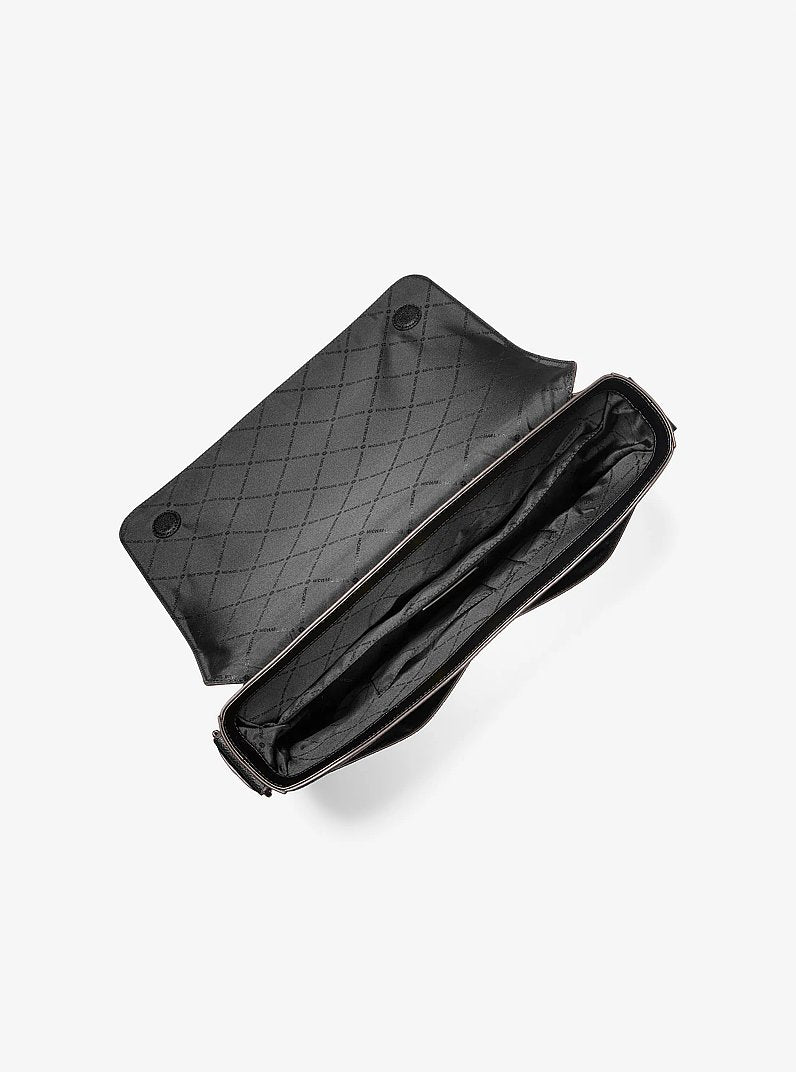 Bolsa Michael Kors Pacey Embellished Signature Logo Messenger Bag, Lona com Logo Signature, cor Preto Combo, vista lateral | Original Exports
