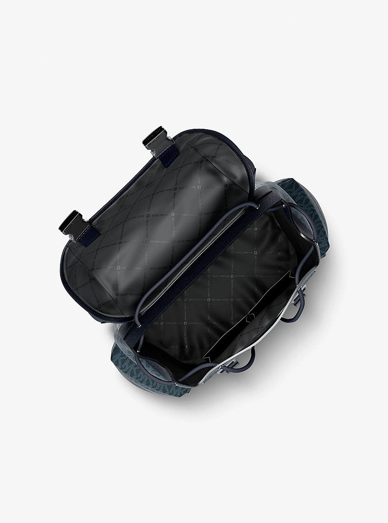 Mochila Michael Kors Cooper Logo Backpack, Lona com Logo Signature, cor Admiral/Azul Claro, detalhe do material | Original Exports