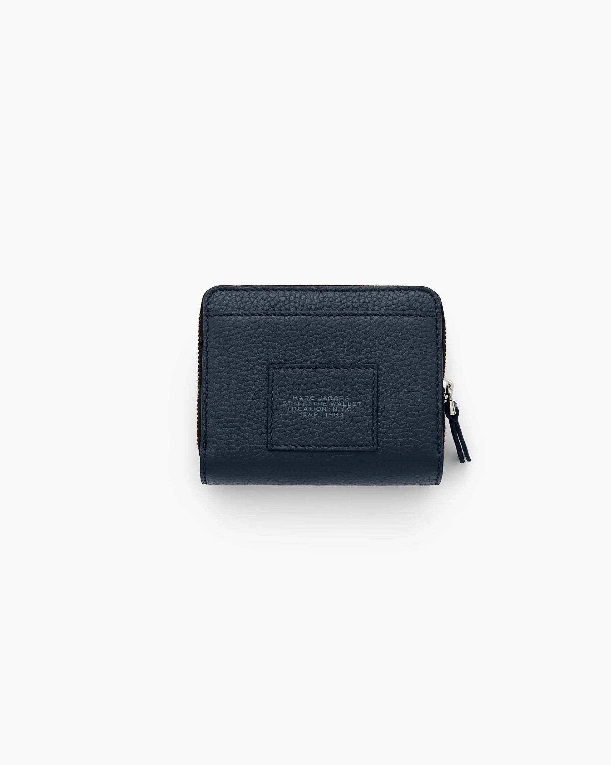 Carteira Marc Jacobs The Leather Mini Compact Wallet, Couro Legítimo, cor Azul Mar, detalhe do material | Original Exports