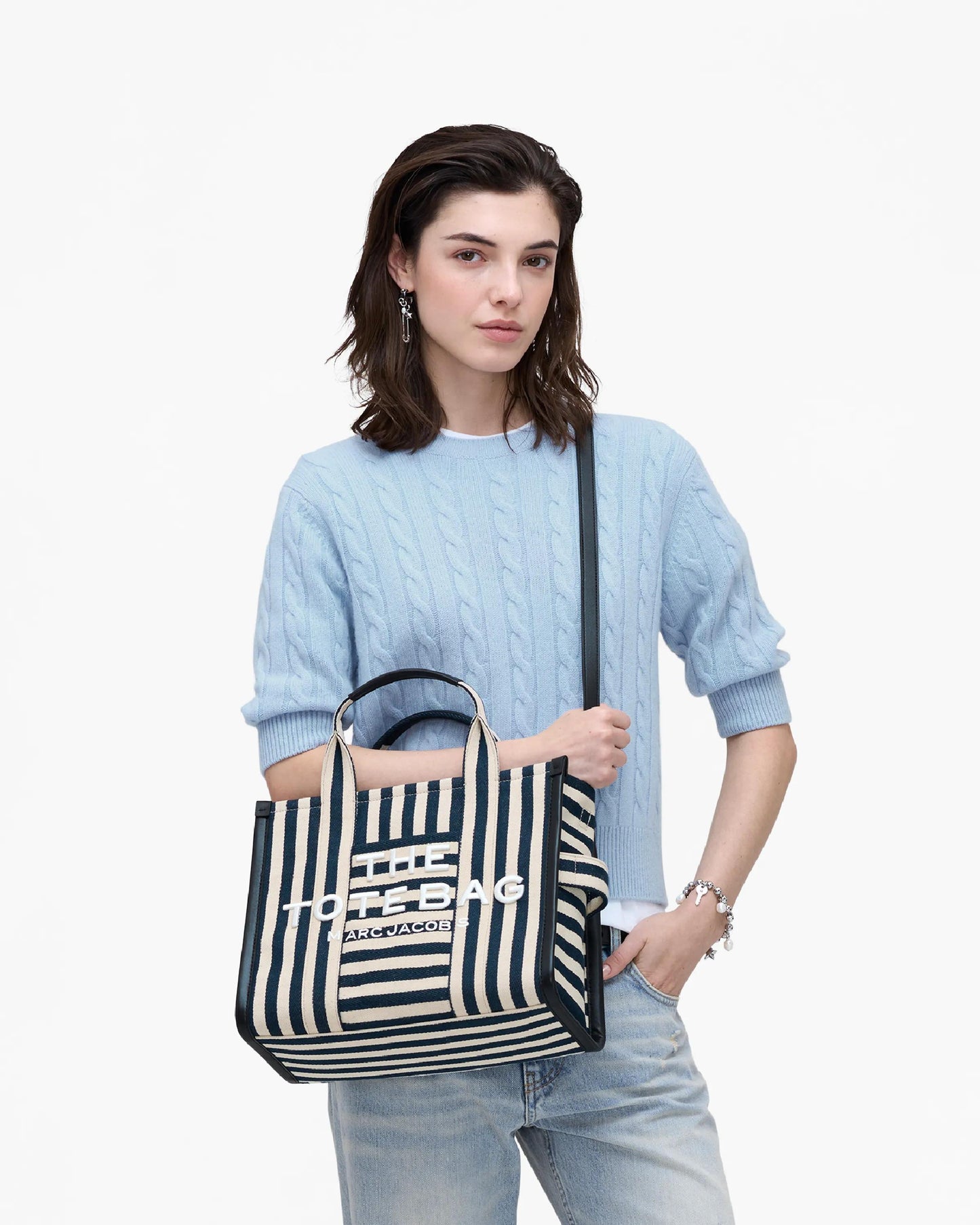 Bolsa Marc Jacobs The Stripe Canvas Medium Tote Bag, Lona de Algodão pesada com acabamento em couro, cor Azul Mar Multicolor, vista lateral | Original Exports
