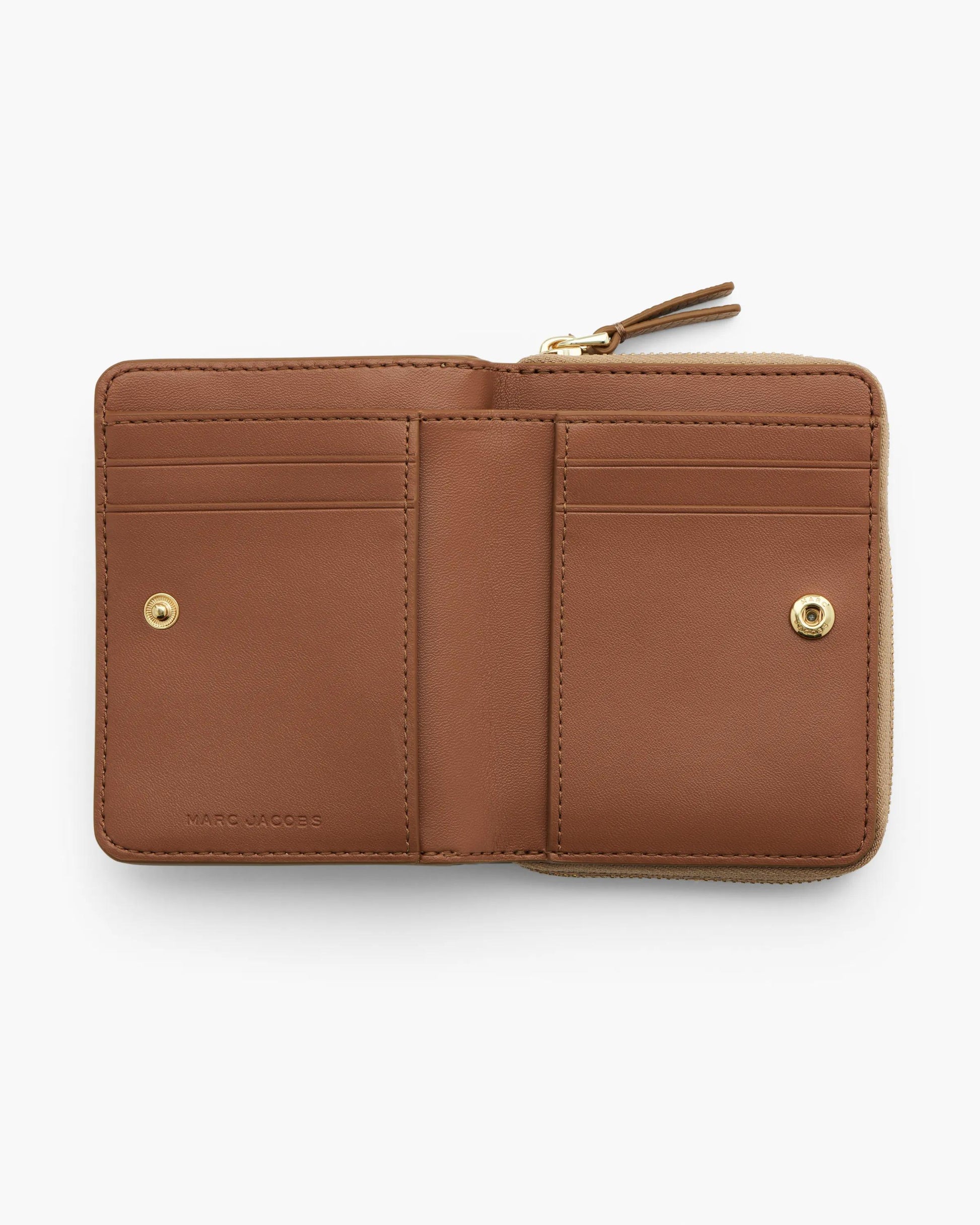 Carteira Marc Jacobs The Leather Mini Compact Wallet, Couro Legítimo, cor Camelo, vista lateral | Original Exports