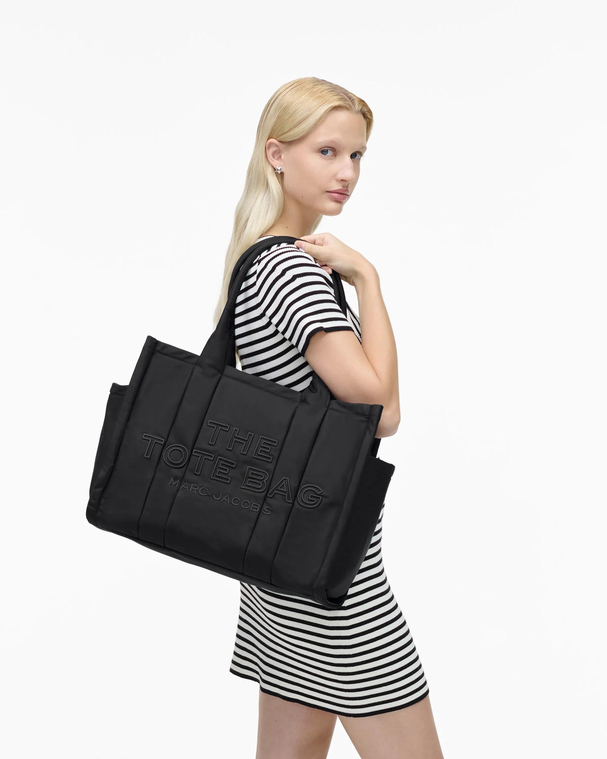 Bolsa Marc Jacobs The Puffy Nylon Large Tote Bag, Nylon acolchoado, cor Preto, vista lateral | Original Exports