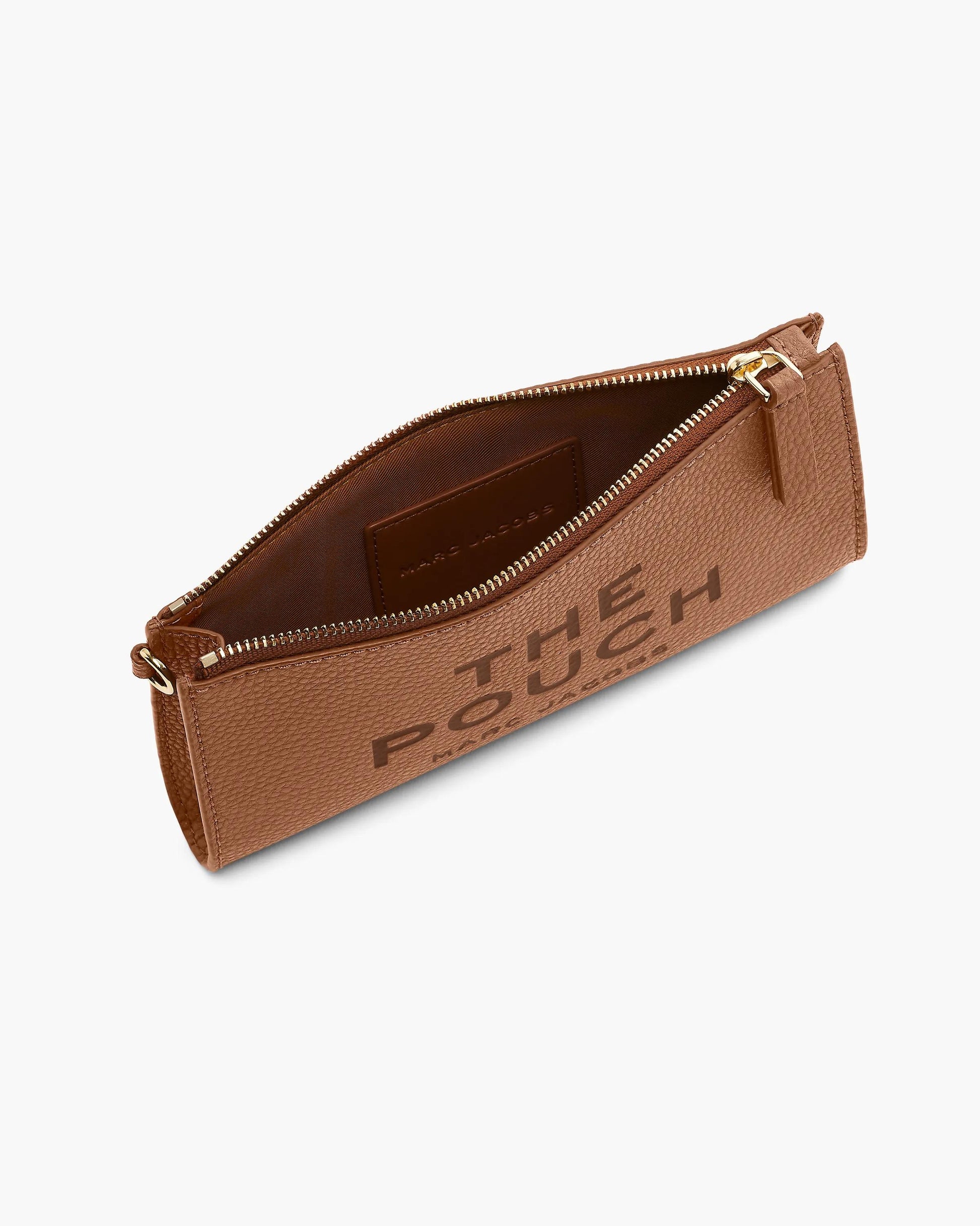 Pochete Marc Jacobs The Leather Pouch, Couro Martelado, cor Óleo de Argan, detalhe do material | Original Exports
