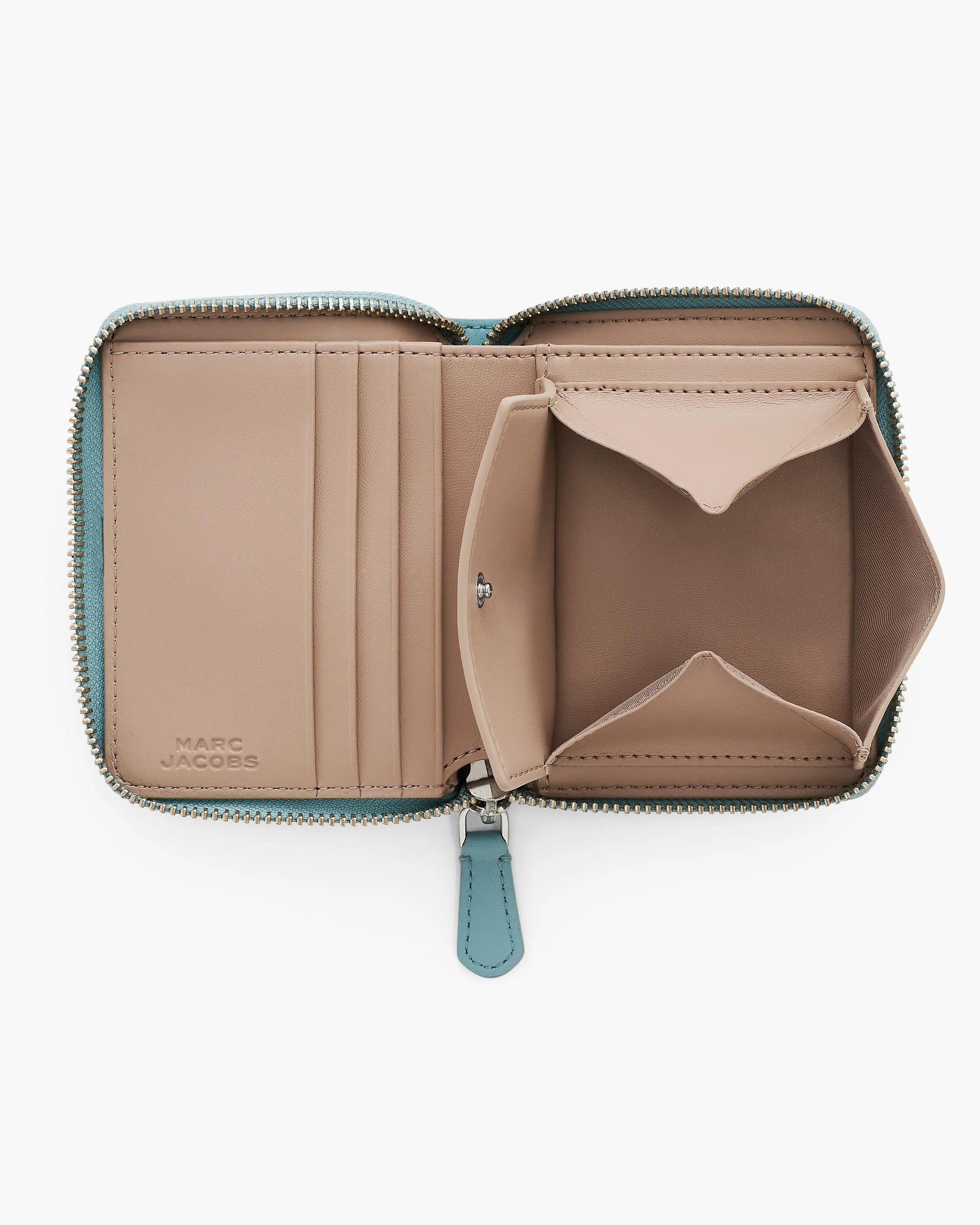 Carteira Marc Jacobs The Everyday Slim Compact Wallet, Couro Legítimo Liso, cor Azul Céu, detalhe do material | Original Exports
