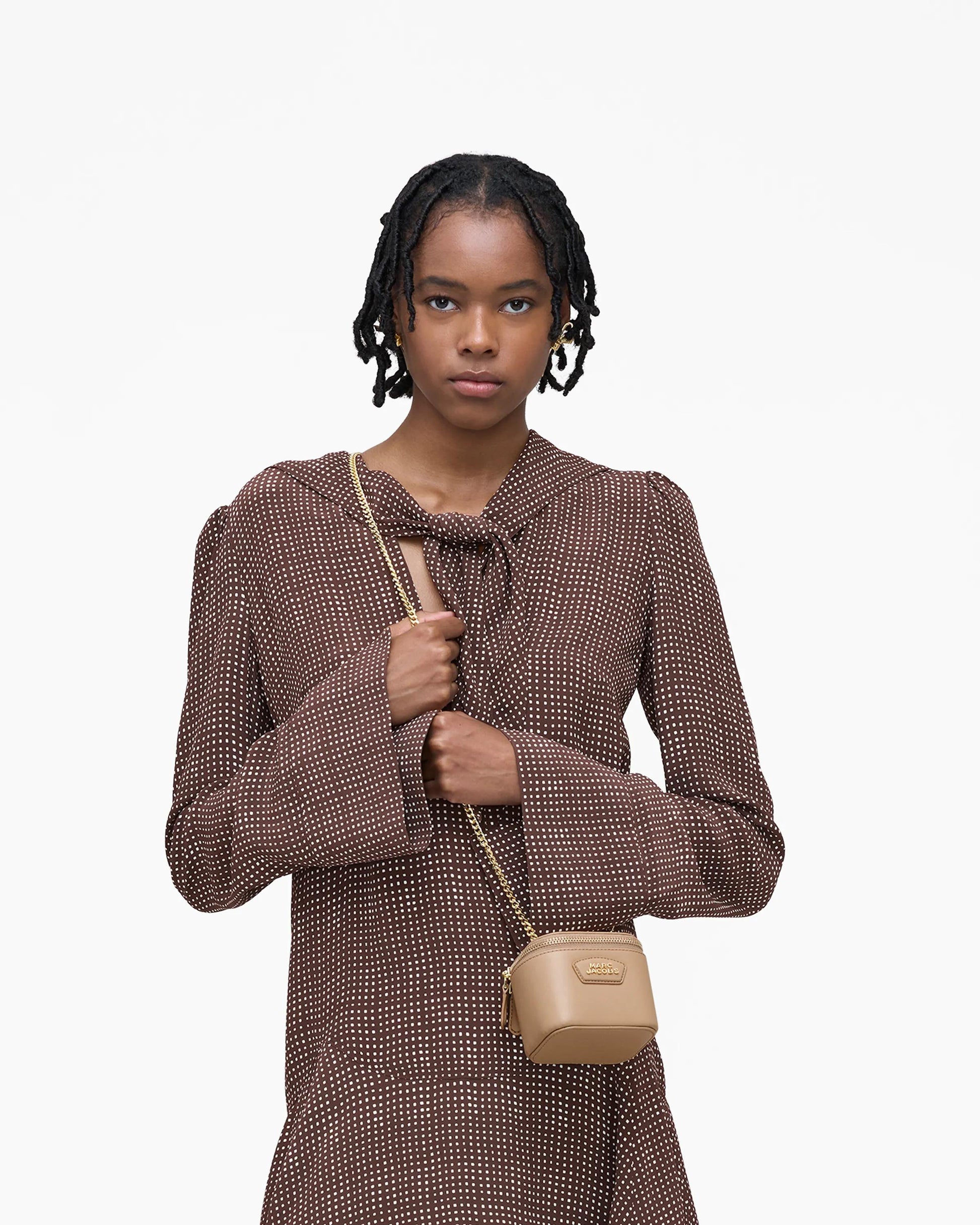 Bolsa Marc Jacobs The Everyday Mini Vanity Bag, Couro Legítimo Liso, cor Camelo, vista lateral | Original Exports