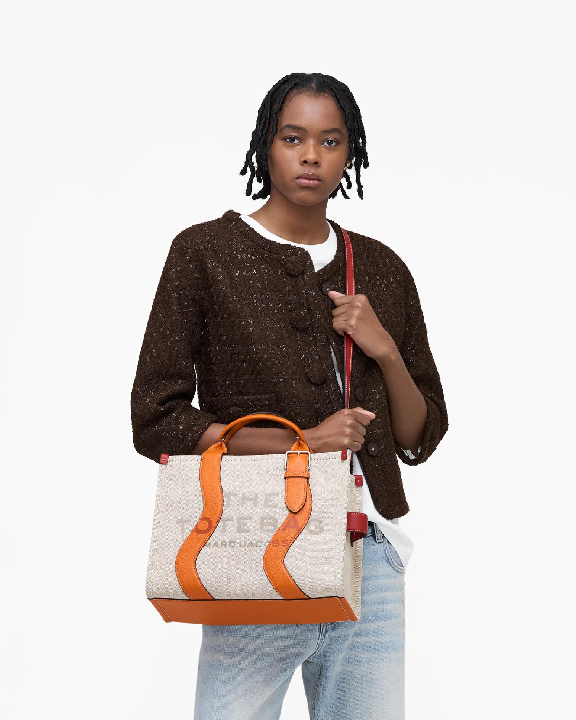 Bolsa Marc Jacobs The Wavy Canvas Medium Tote Bag, Lona de Algodão com acabamento em couro, cor Beige/Laranja, vista lateral | Original Exports