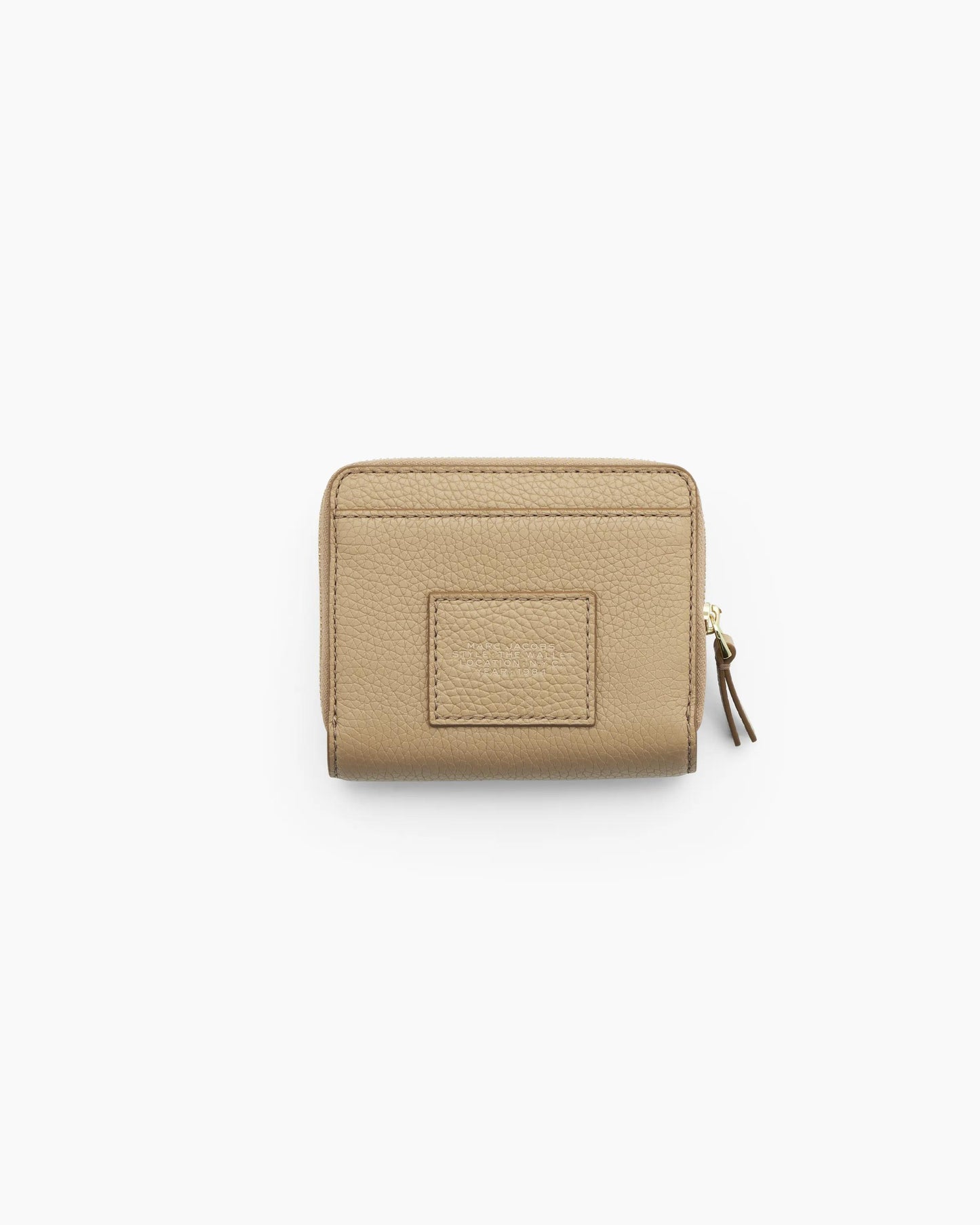 Carteira Marc Jacobs The Leather Mini Compact Wallet, Couro Legítimo, cor Camelo, detalhe do material | Original Exports