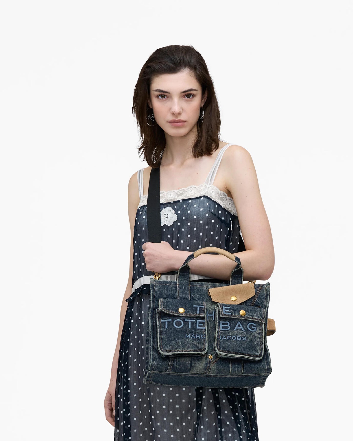 Bolsa Marc Jacobs The Denim Suede Medium Cargo Tote Bag, Jeans com acabamento em camurça, cor Jeans Escuro (Indigo), vista lateral | Original Exports