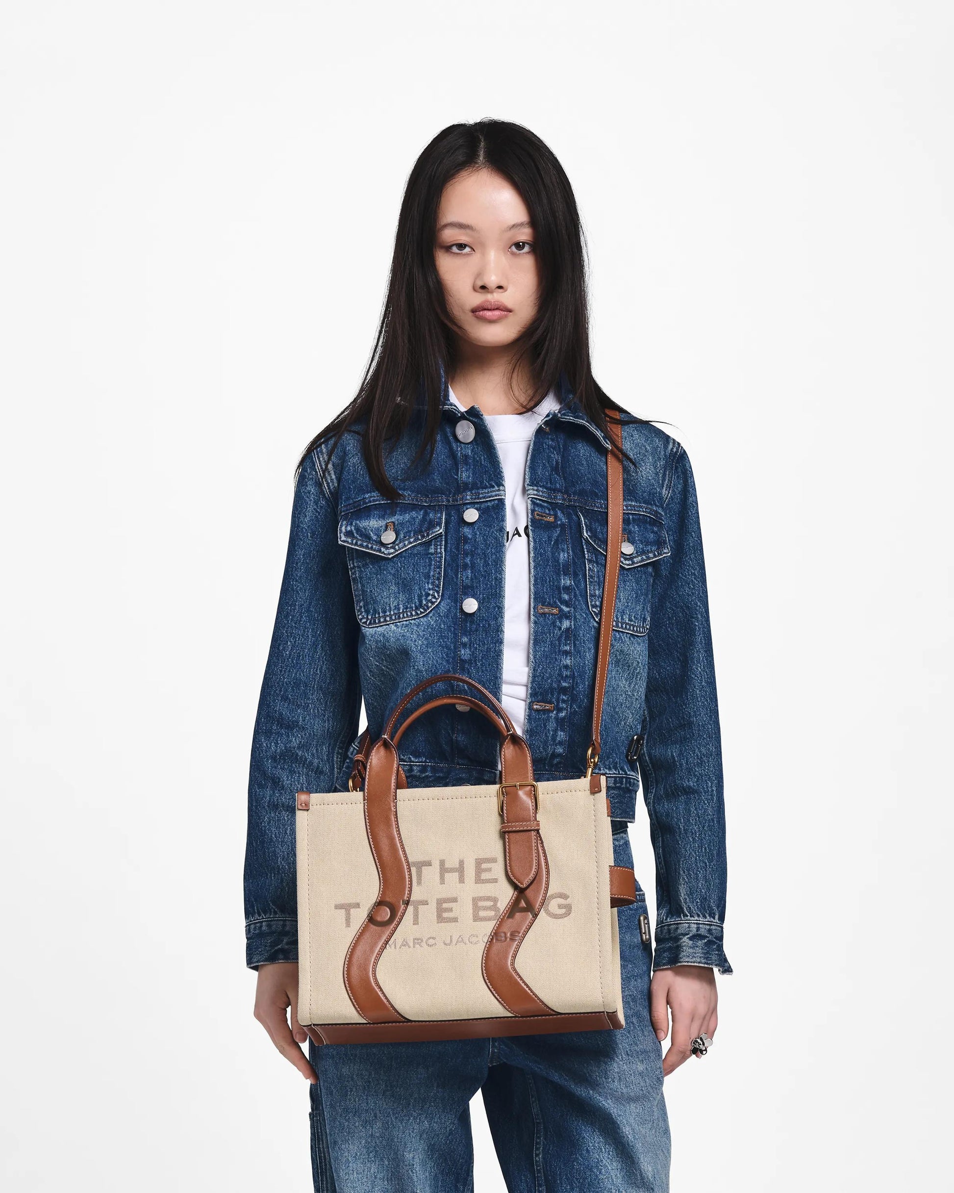 Bolsa Marc Jacobs The Wavy Canvas Medium Tote Bag, Lona de Algodão com acabamento em couro, cor Beige/Óleo de Argan, vista lateral | Original Exports
