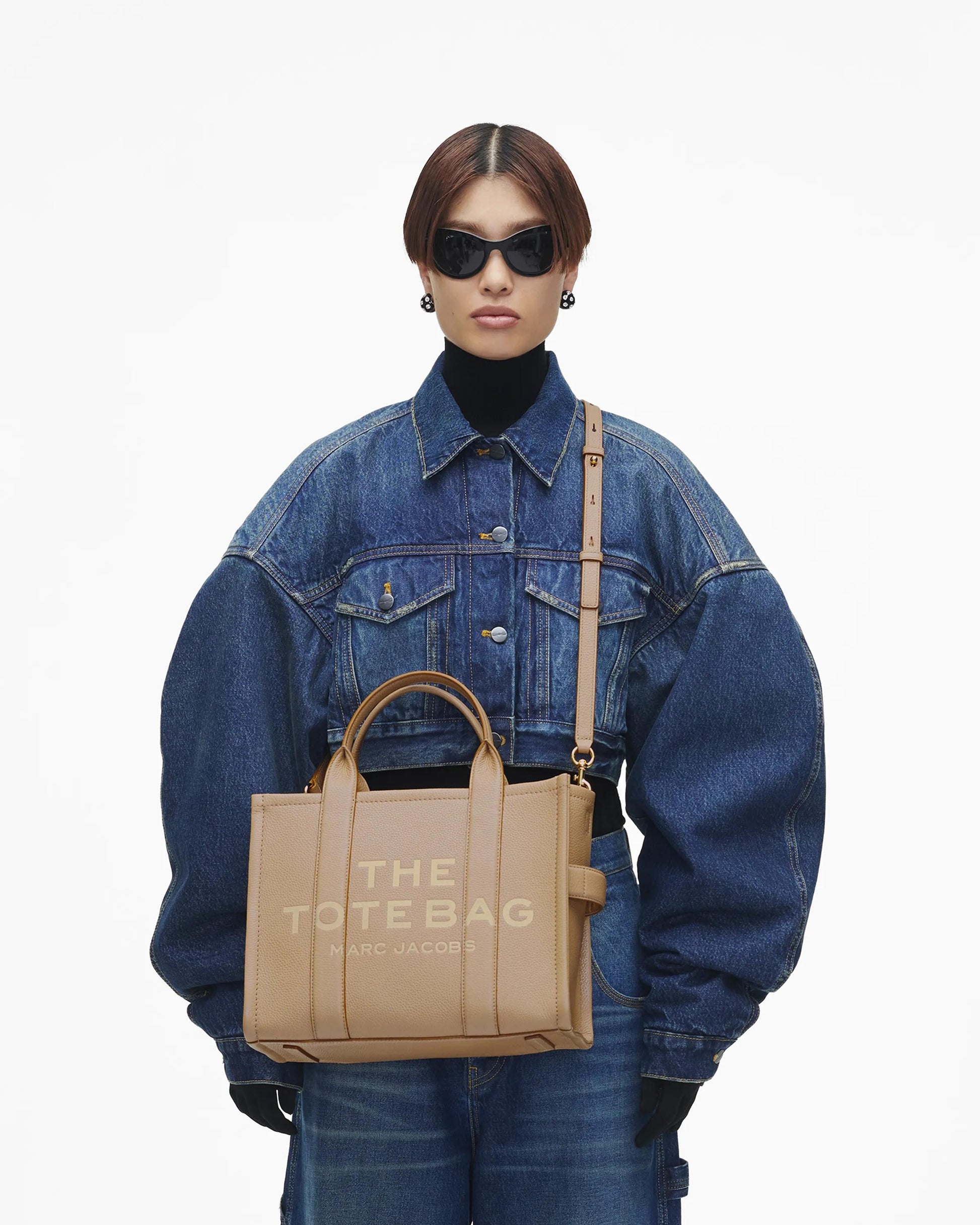 Bolsa Marc Jacobs The Leather Medium Tote Bag, Couro Legítimo, cor Camelo, vista lateral | Original Exports
