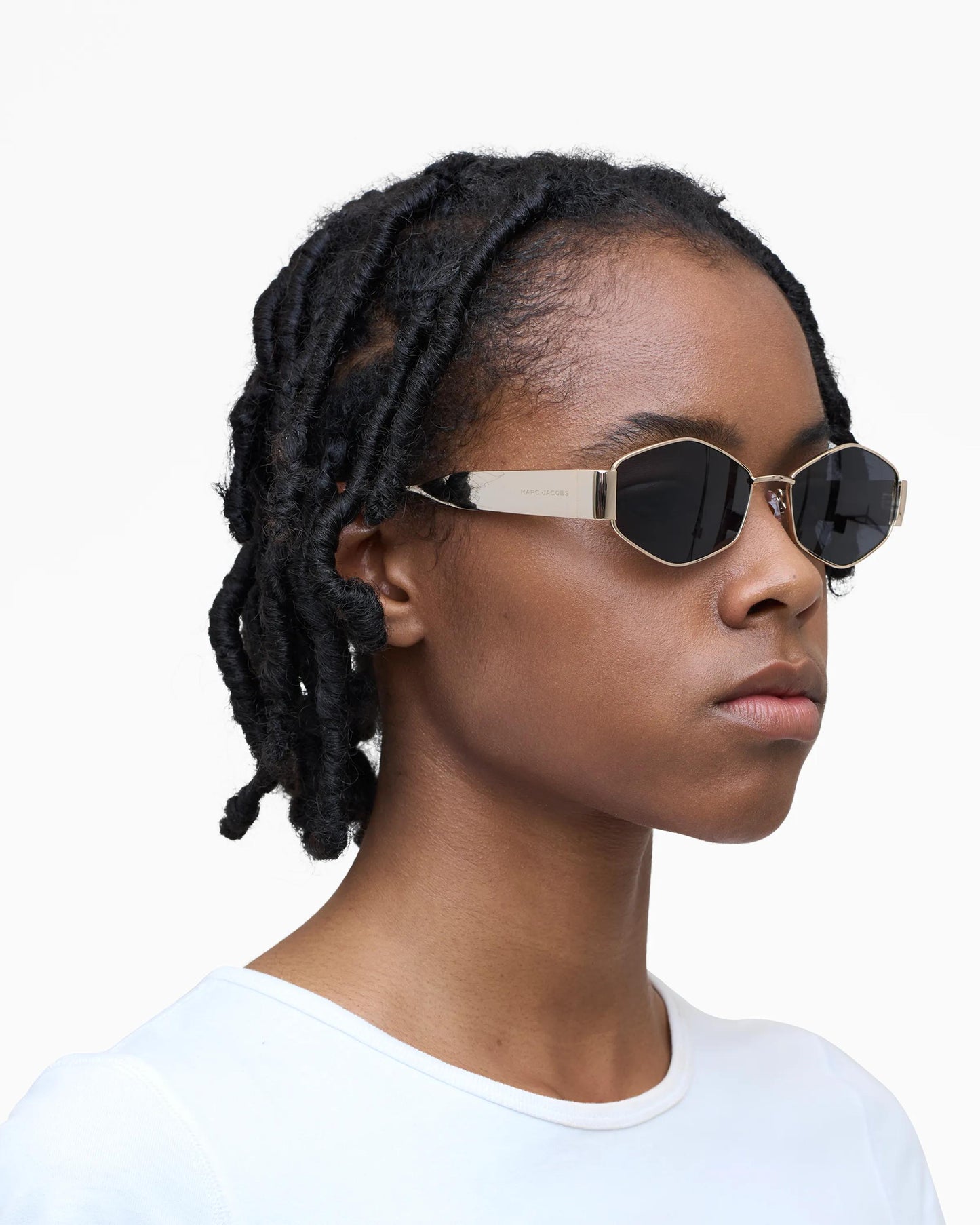 Óculos de Sol Marc Jacobs The Triangle Sunglasses, Metal, cor Dourado, vista lateral | Original Exports