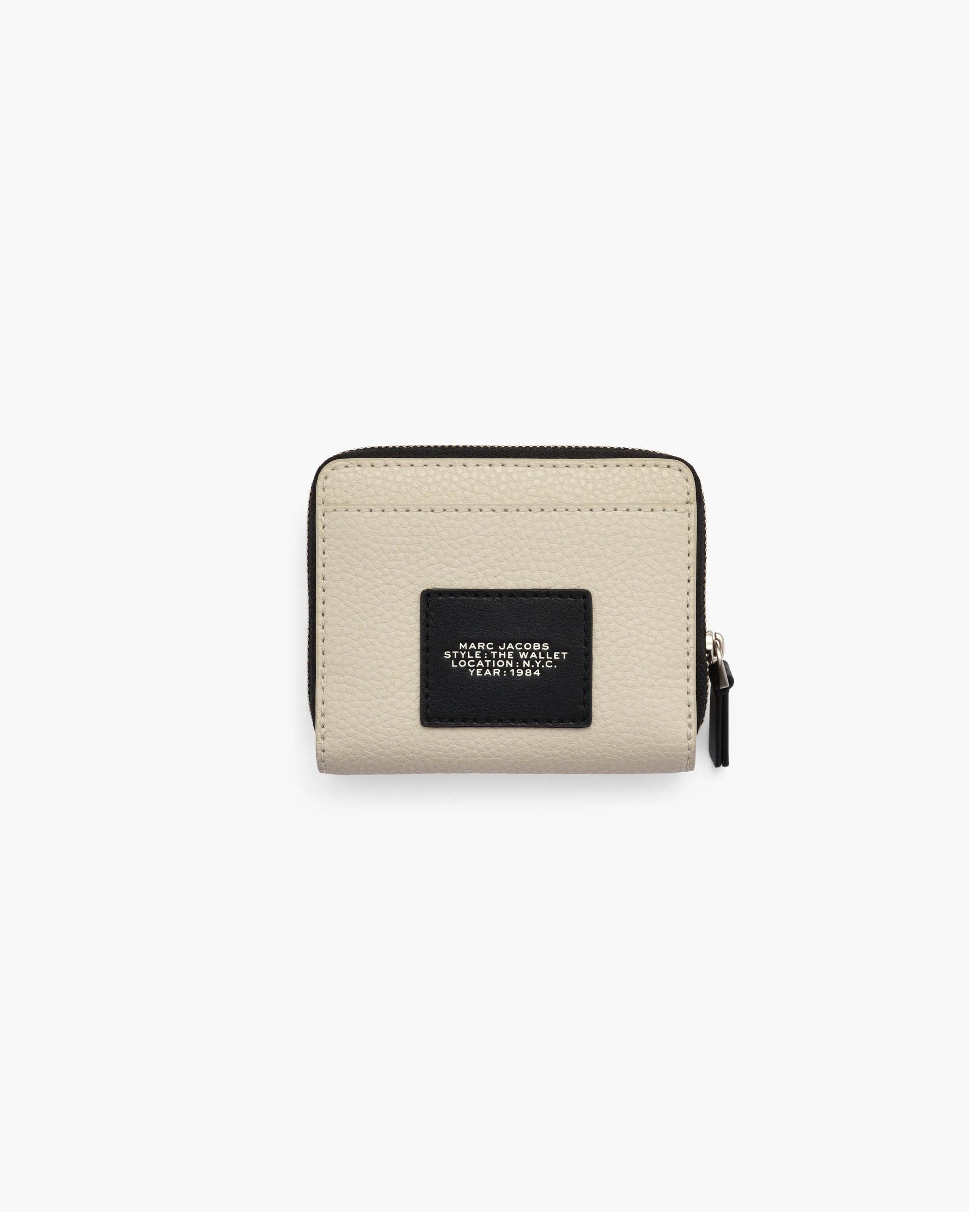 Carteira Marc Jacobs The Camp Patchwork Mini Compact Wallet, Couro Martelado, cor Branco Nuvem Multicolor, detalhe do material | Original Exports