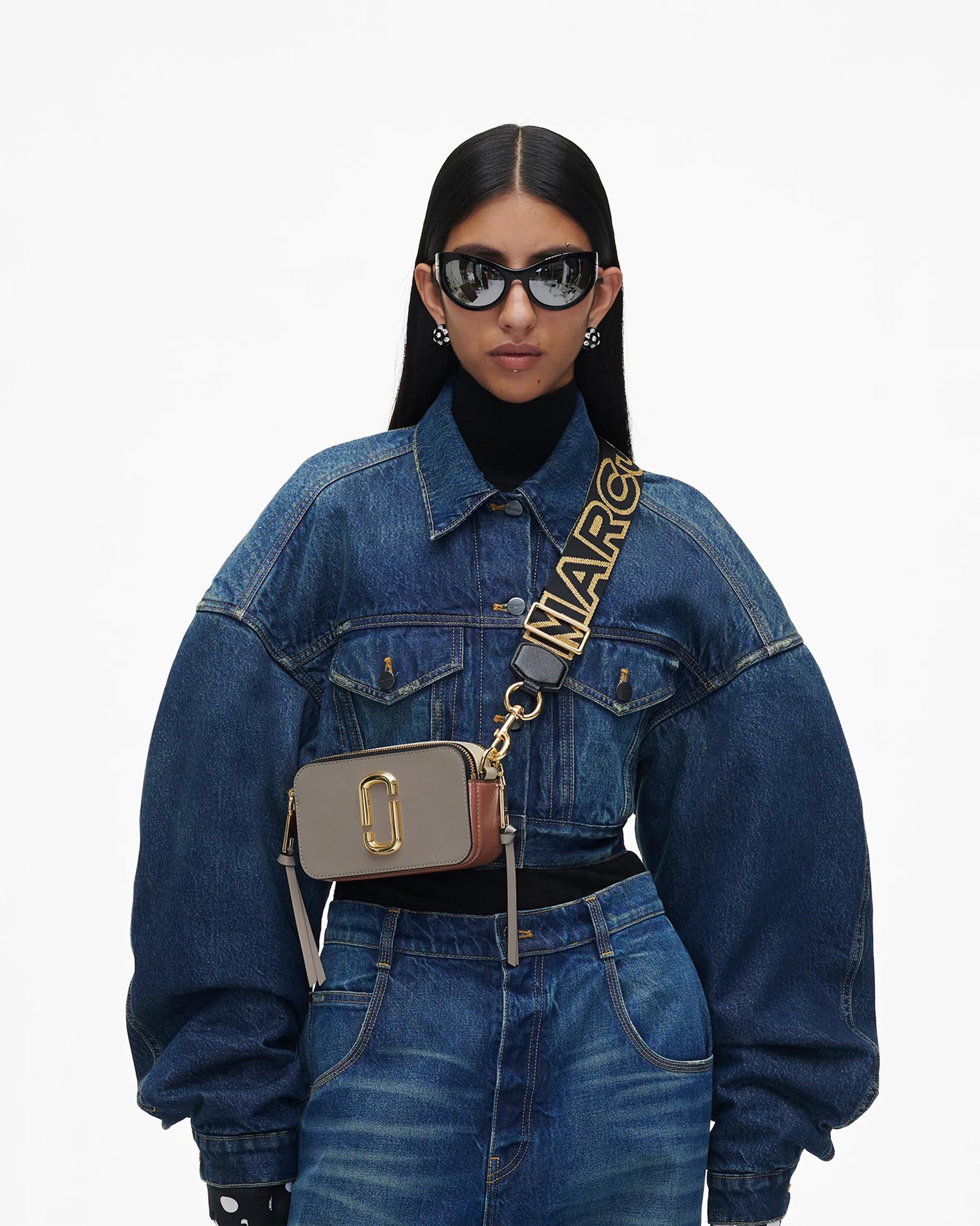 Bolsa Marc Jacobs The Snapshot Jacquard, Tecido Jacquard Estampado, cor Cimento Multicolor, vista lateral | Original Exports