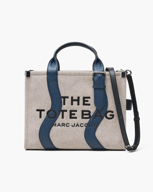 Bolsa Marc Jacobs The Wavy Canvas Medium Tote Bag, Lona de Algodão com acabamento em couro, cor Marfim/Azul Marinho, vista frontal | Original Exports
