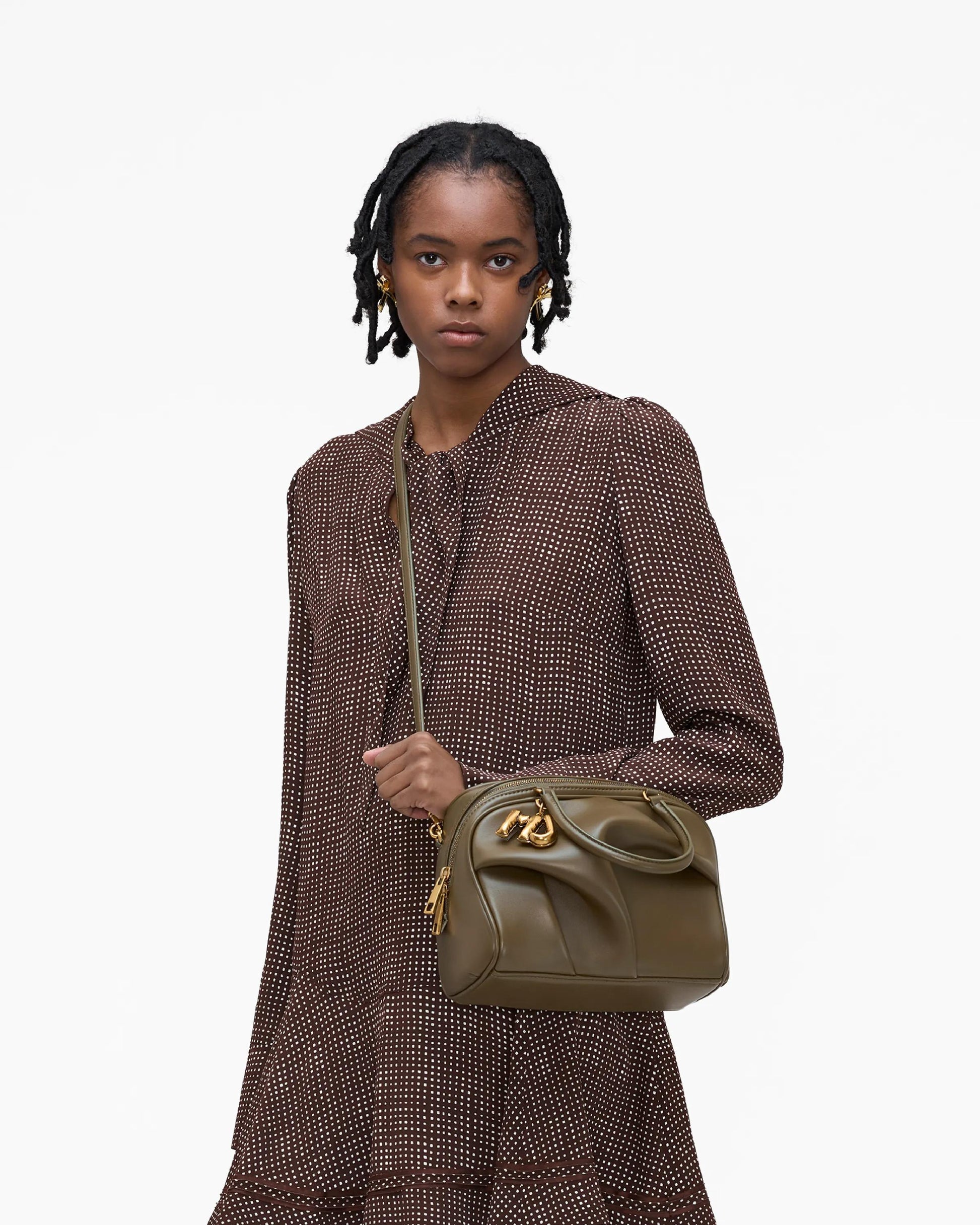 Bolsa Marc Jacobs The Small Wave, Couro de Carneiro, cor Verde Oliva, vista lateral | Original Exports