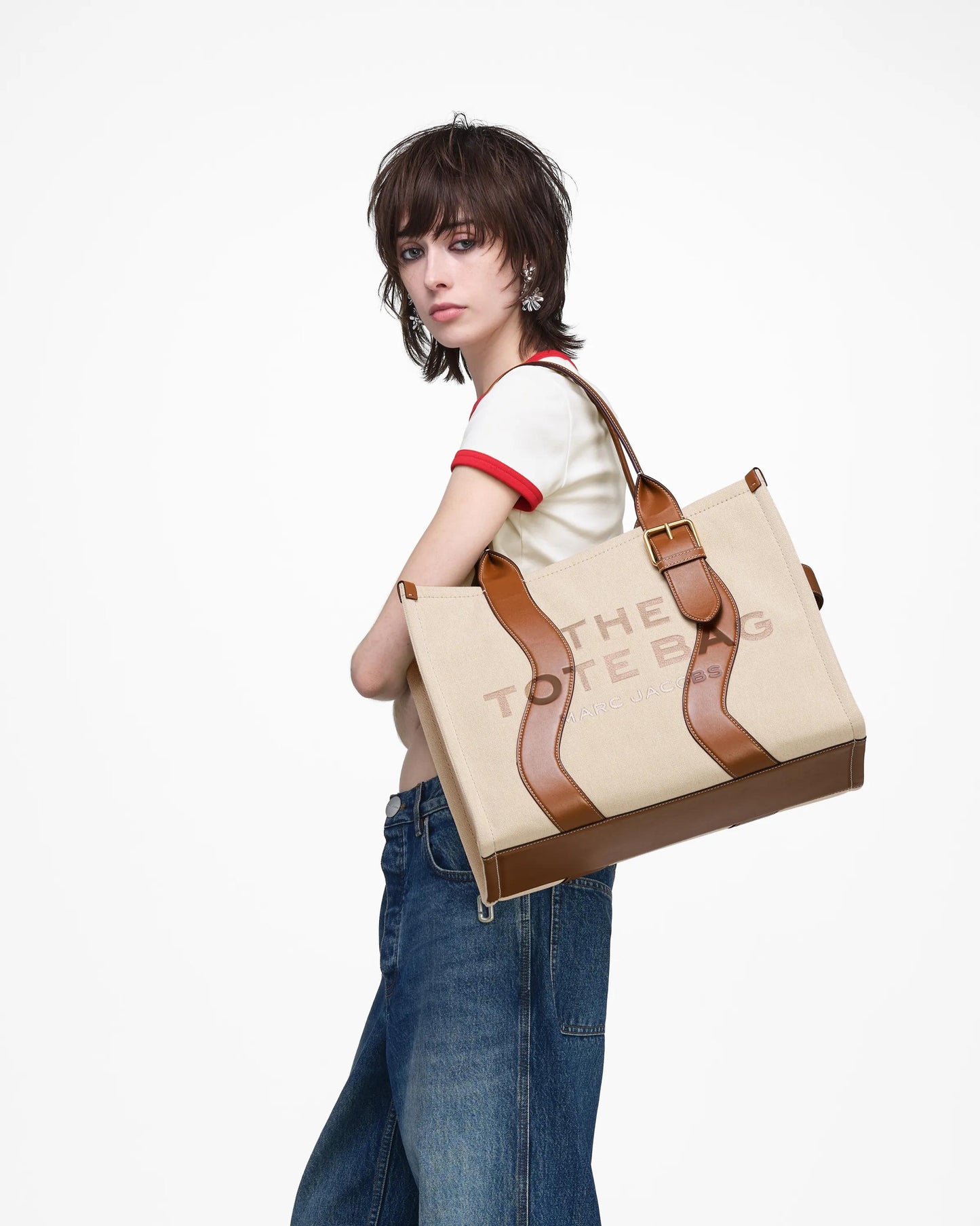 Bolsa Marc Jacobs The Wavy Canvas Large Tote Bag, Lona de Algodão com acabamento em couro, cor Beige/Óleo de Argan, vista lateral | Original Exports