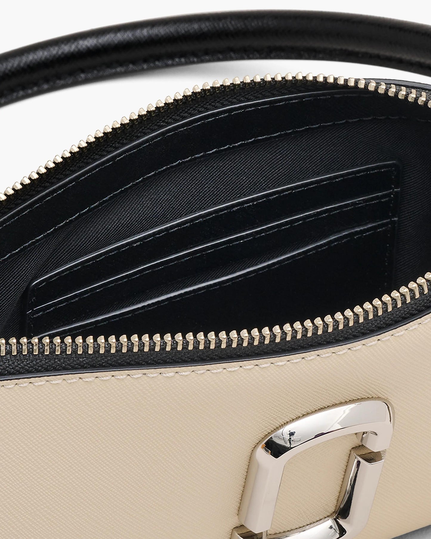 Bolsa Marc Jacobs The Snapshot Convertible Shoulder Bag, Couro Saffiano Legítimo texturizado, cor Branco Nuvem Multicolor, detalhe do material | Original Exports