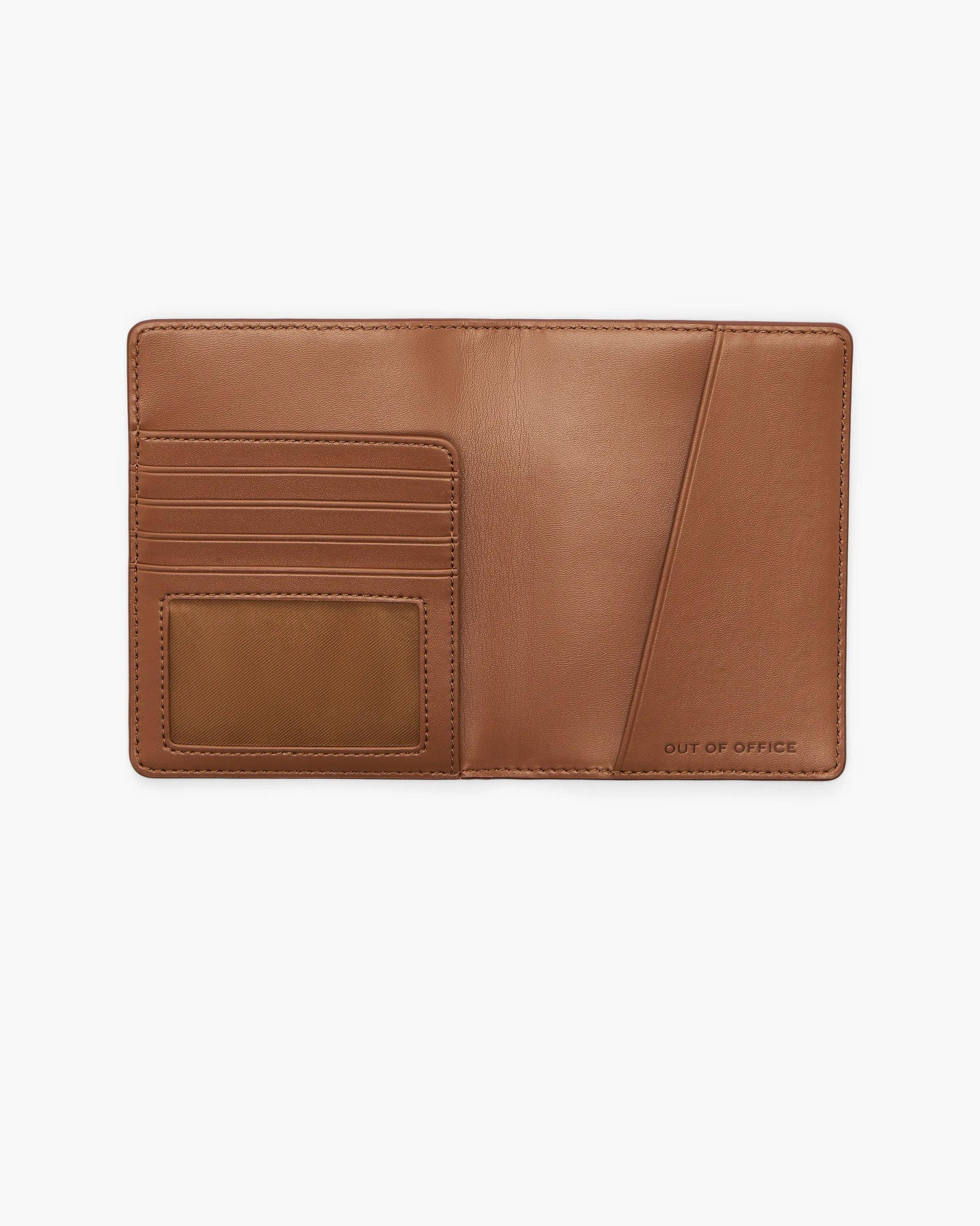 Carteira Marc Jacobs The Passport Case, Couro Martelado, cor Óleo de Argan, vista lateral | Original Exports
