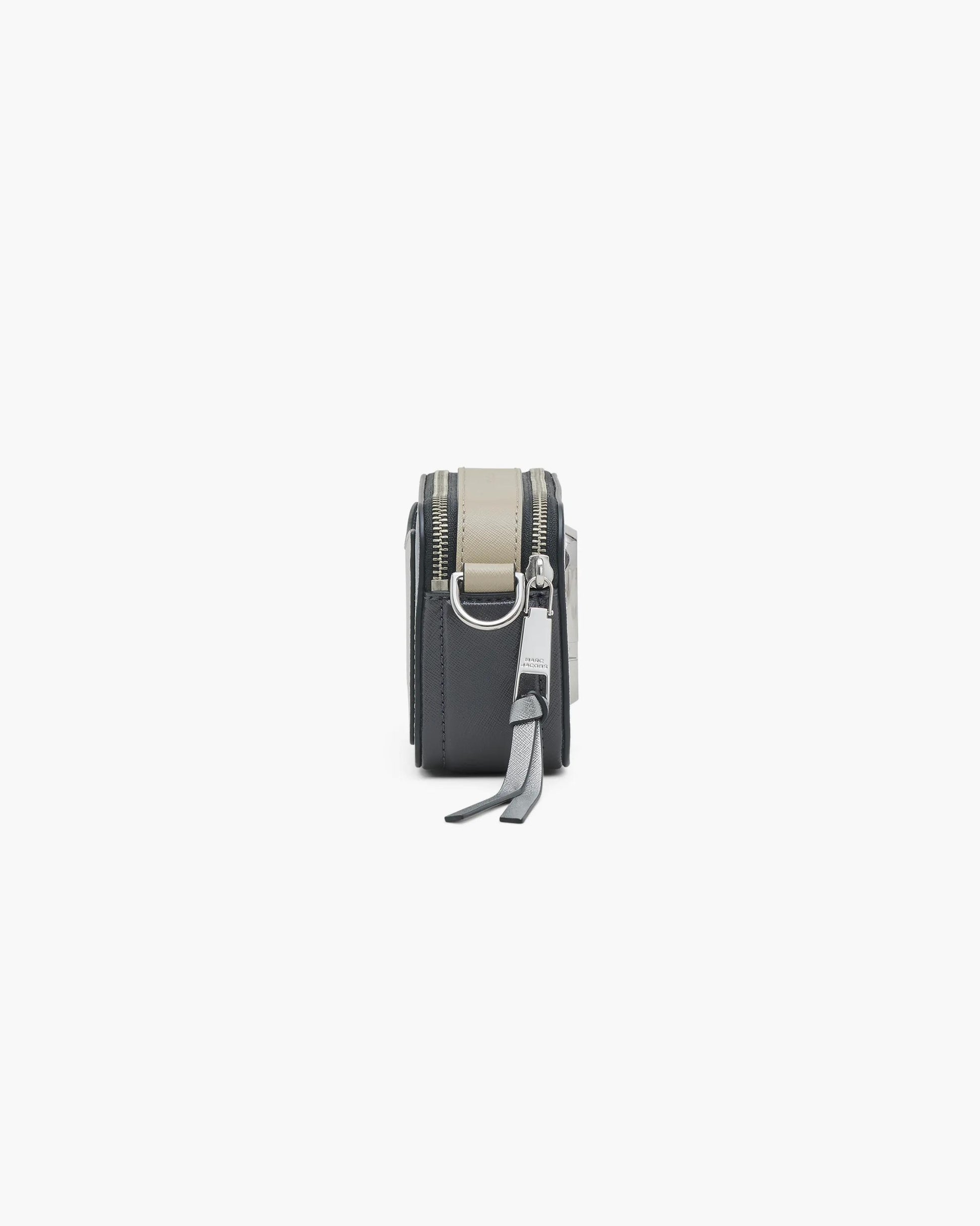 Bolsa Marc Jacobs The Snapshot Jacquard, Tecido Jacquard Estampado, cor Cinza Lobo Multicolor, detalhe do material | Original Exports