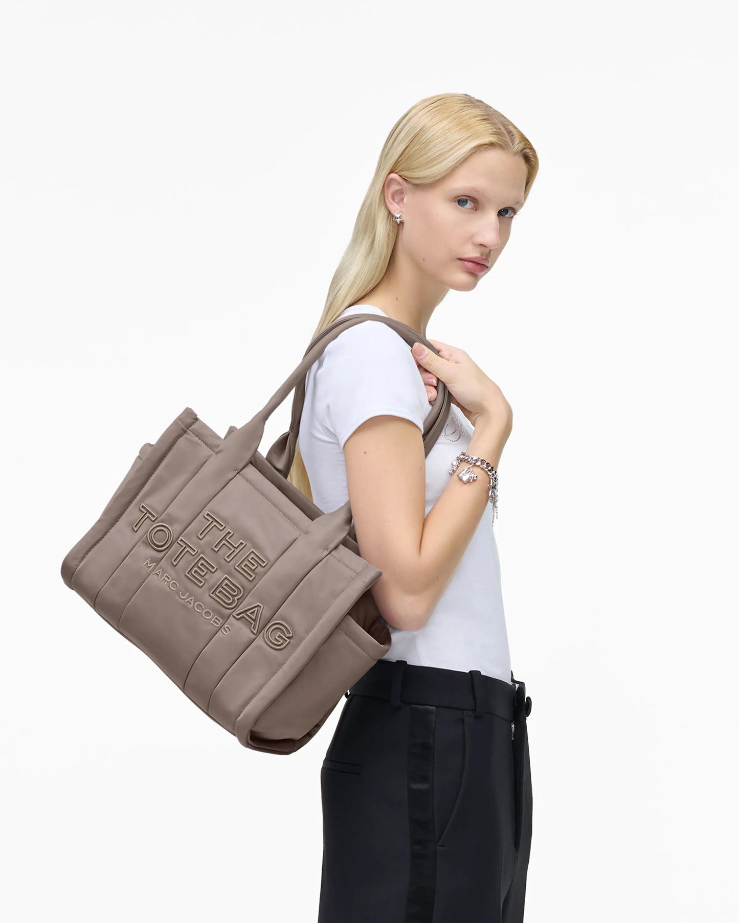 Bolsa Marc Jacobs The Puffy Nylon Medium Tote Bag, Nylon acolchoado, cor Cimento, vista lateral | Original Exports