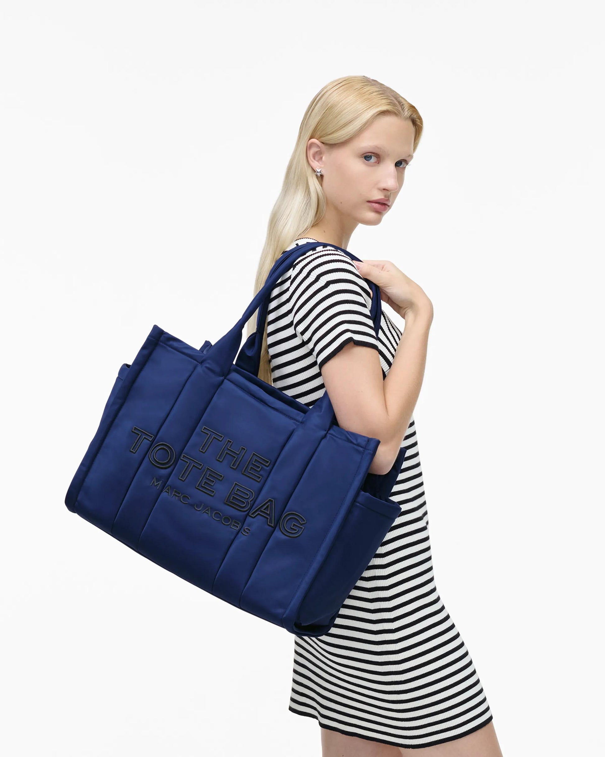 Bolsa Marc Jacobs The Puffy Nylon Large Tote Bag, Nylon acolchoado, cor Azul Mar, vista lateral | Original Exports