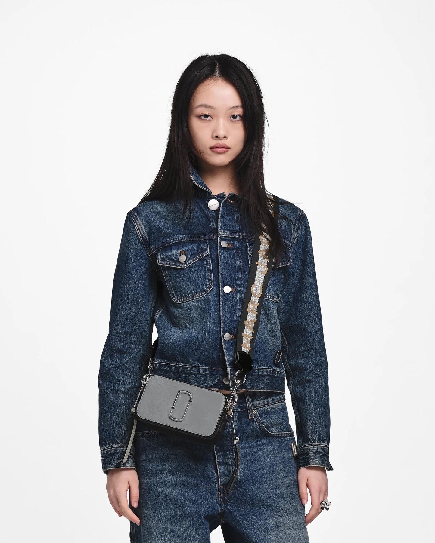 Bolsa Marc Jacobs The Colorblock Chain Snapshot, Couro Saffiano Legítimo, cor Cinza Lobo Listrado Multicolor, vista lateral | Original Exports