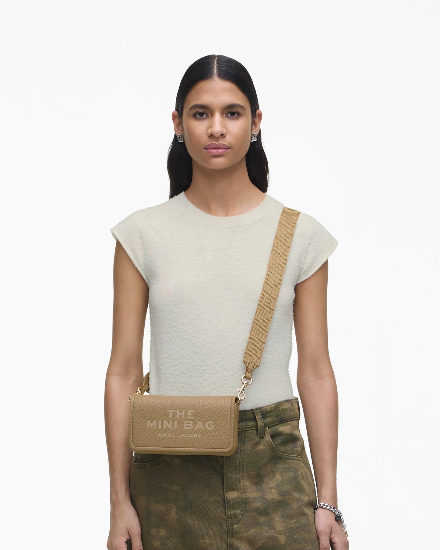 Bolsa Marc Jacobs The Leather Mini Bag, Couro Legítimo, cor Camelo, vista lateral | Original Exports