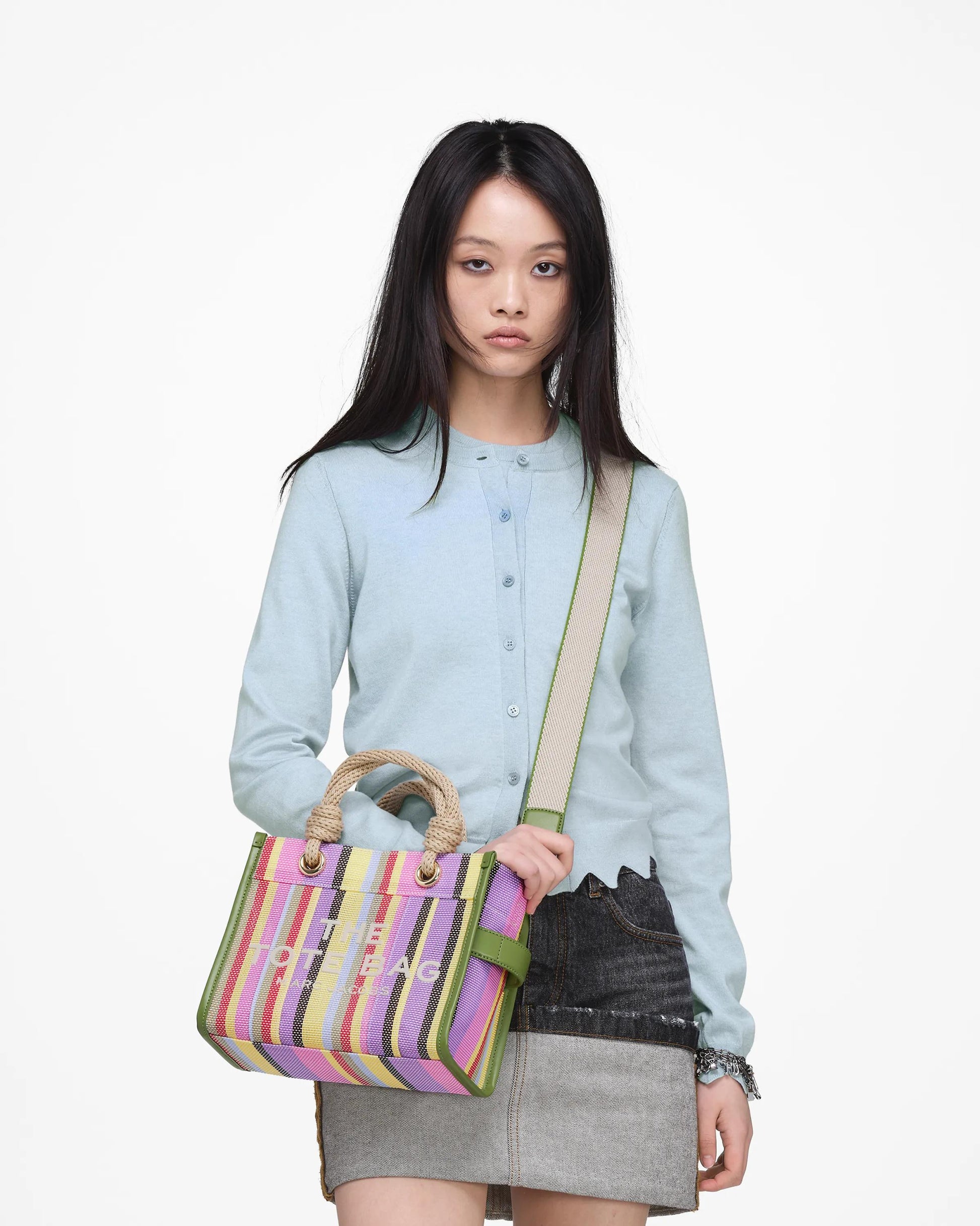 Bolsa Marc Jacobs The Stripe Mesh Small Tote Bag, Tela/Ráfia listrada, cor Roxo Multicolor, vista lateral | Original Exports