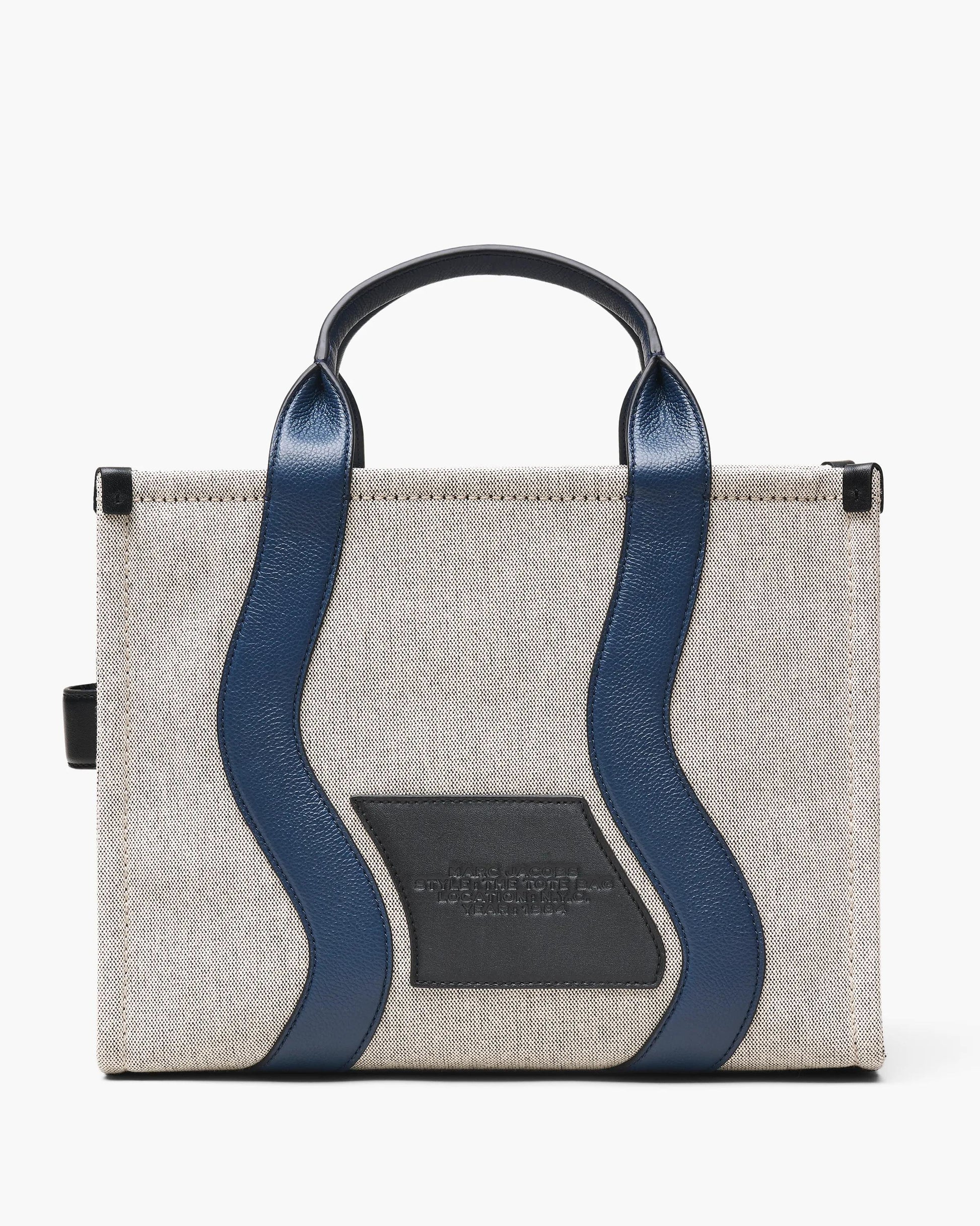 Bolsa Marc Jacobs The Wavy Canvas Medium Tote Bag, Lona de Algodão com acabamento em couro, cor Marfim/Azul Marinho, detalhe do material | Original Exports