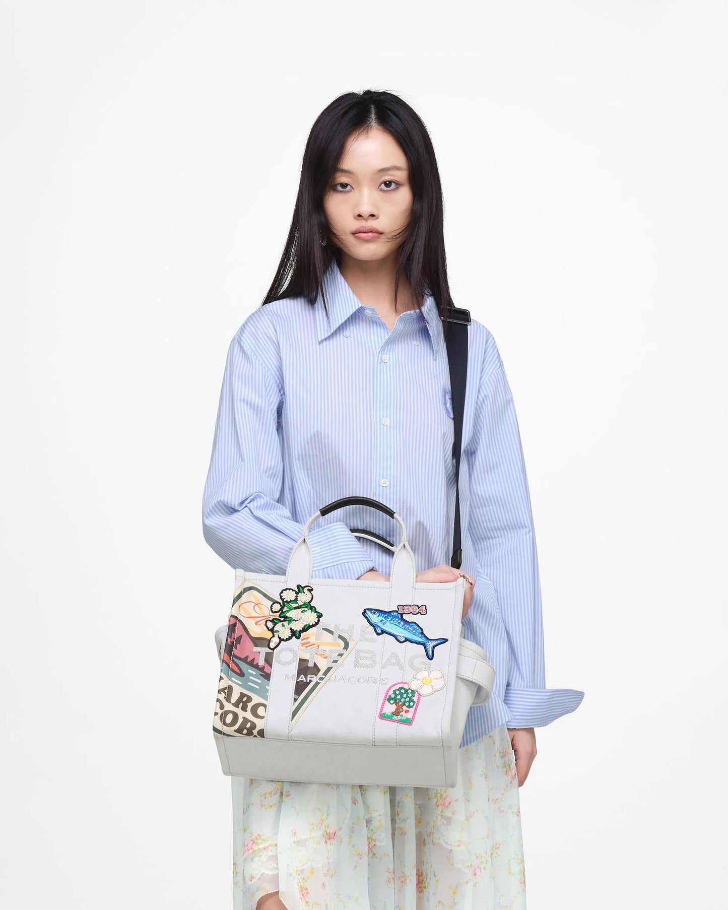 Bolsa Marc Jacobs The Camp Patchwork Denim Medium Tote Bag, Jeans com patchwork, cor Jeans Claro, vista lateral | Original Exports