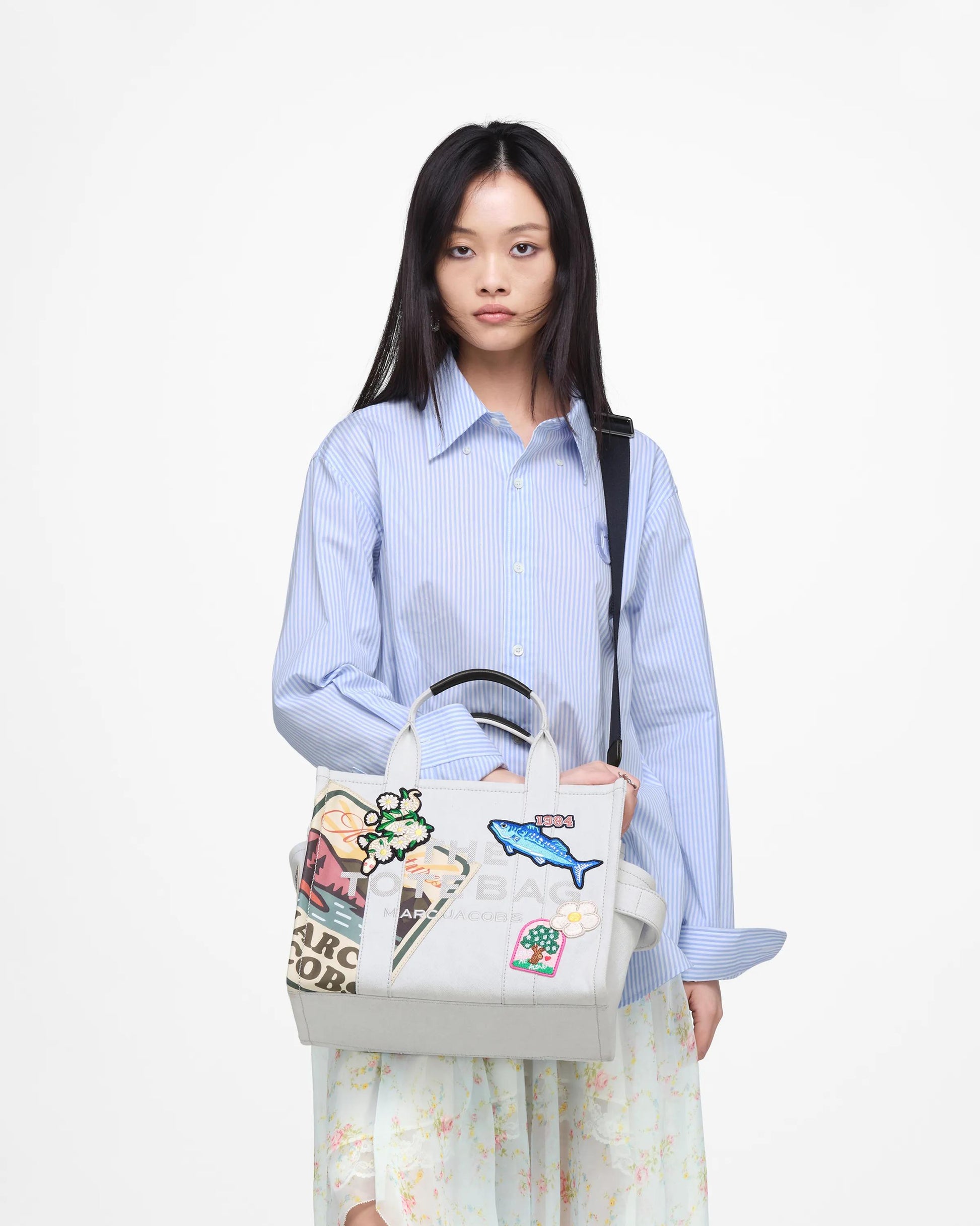 Bolsa Marc Jacobs The Camp Patchwork Denim Medium Tote Bag, Jeans com patchwork, cor Jeans Claro, vista lateral | Original Exports