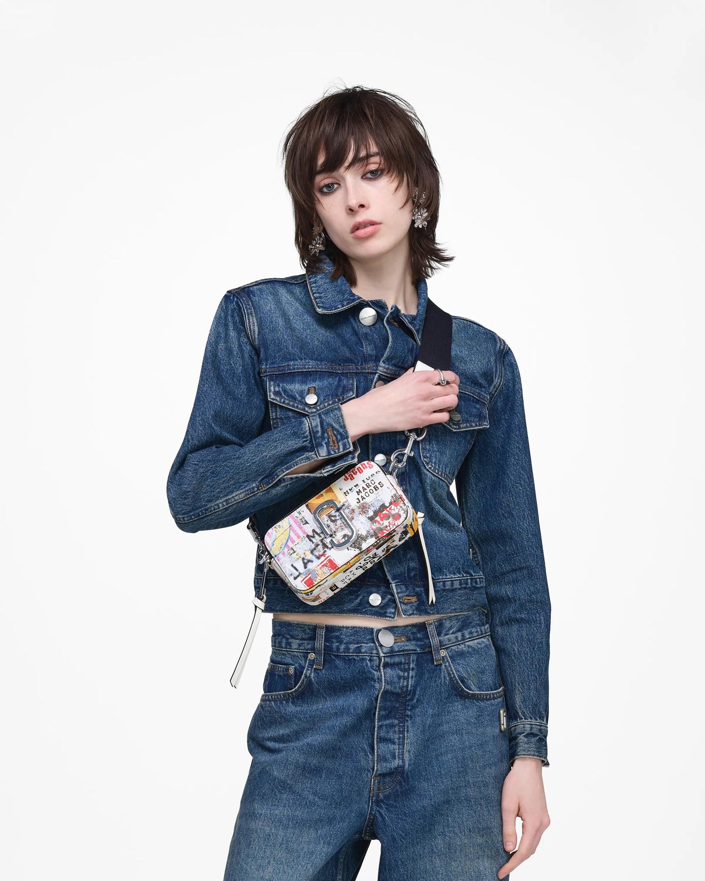 Bolsa Marc Jacobs The Pop Americana Snapshot, Couro Saffiano Legítimo estampado, cor Branco Multicolor, vista lateral | Original Exports