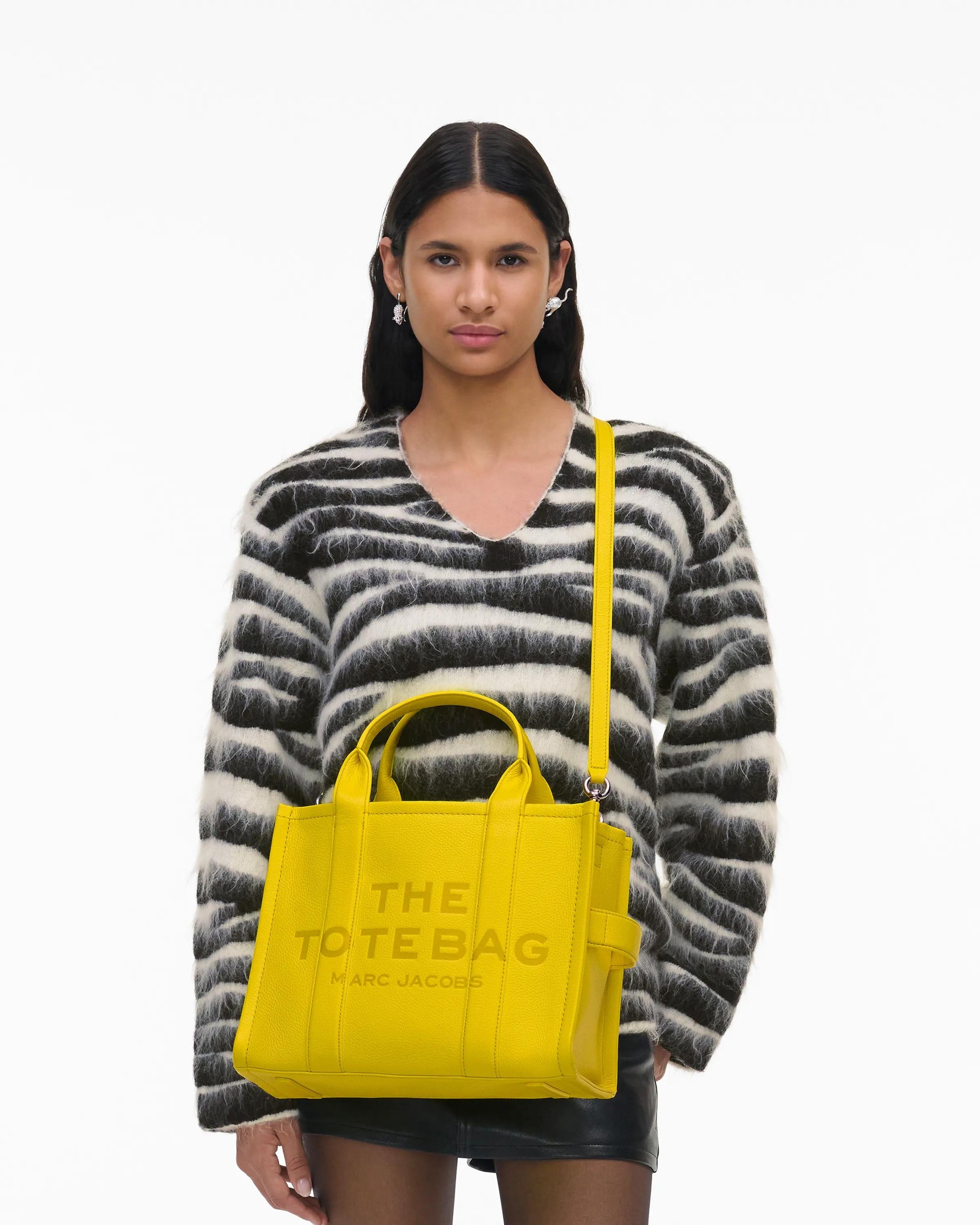 Bolsa Marc Jacobs The Leather Medium Tote Bag, Couro Legítimo, cor Amarelo Margarida, vista lateral | Original Exports