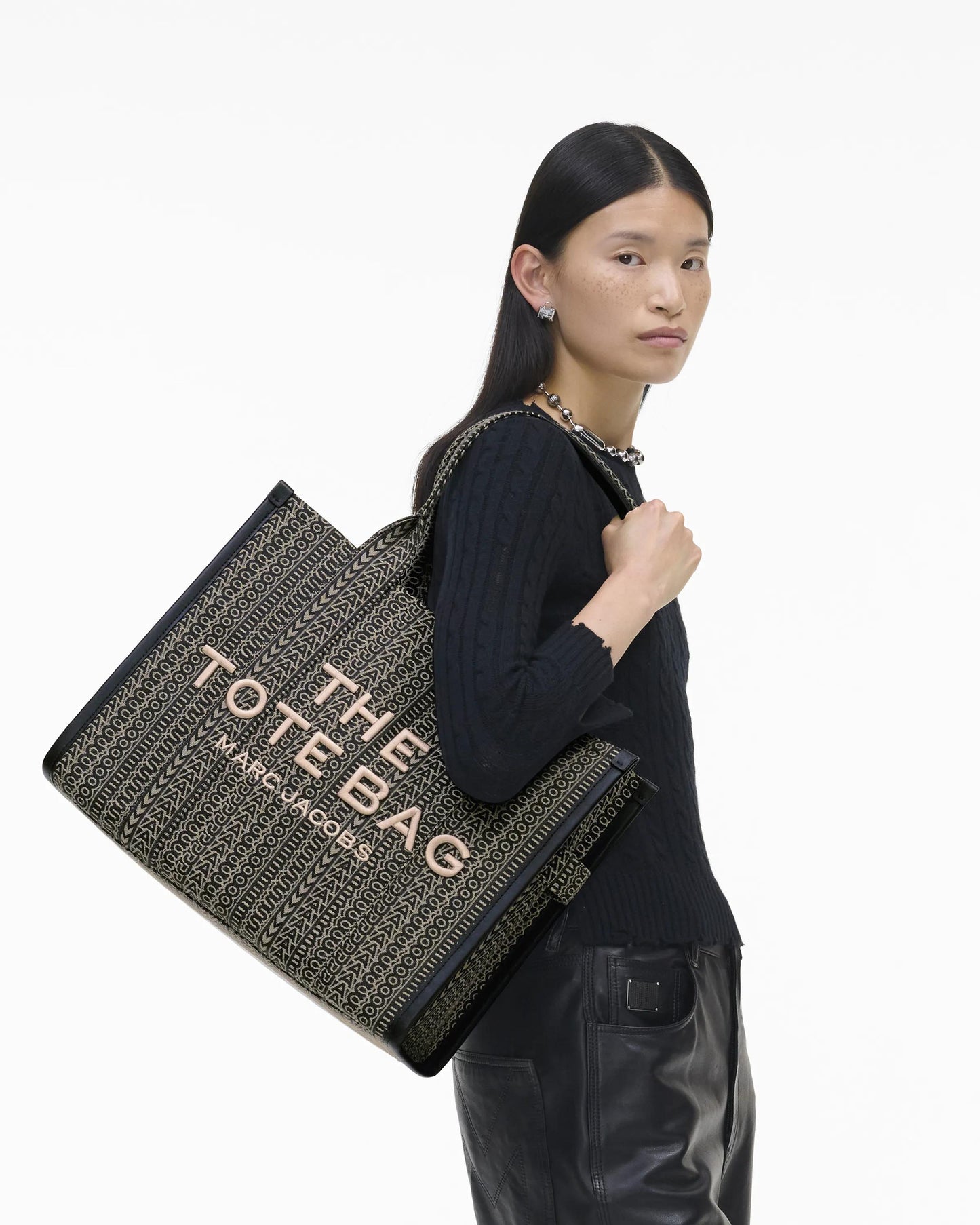 Bolsa Marc Jacobs The Monogram Jacquard Large Tote Bag, Jacquard com Monograma, cor Beige Multicolor, vista lateral | Original Exports