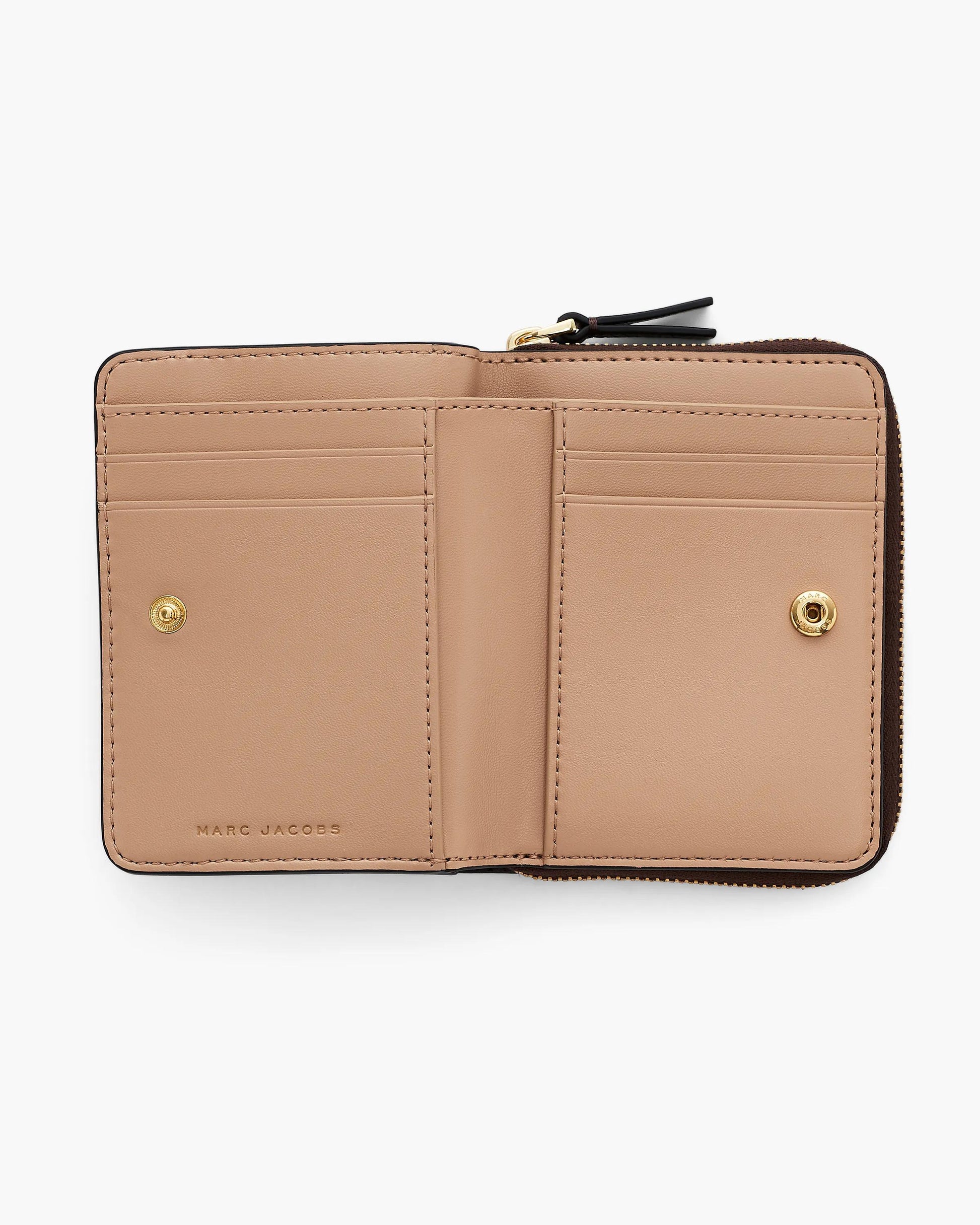 Carteira Marc Jacobs The Leather Mini Compact Wallet, Couro Legítimo, cor Ganache (Marrom), vista lateral | Original Exports