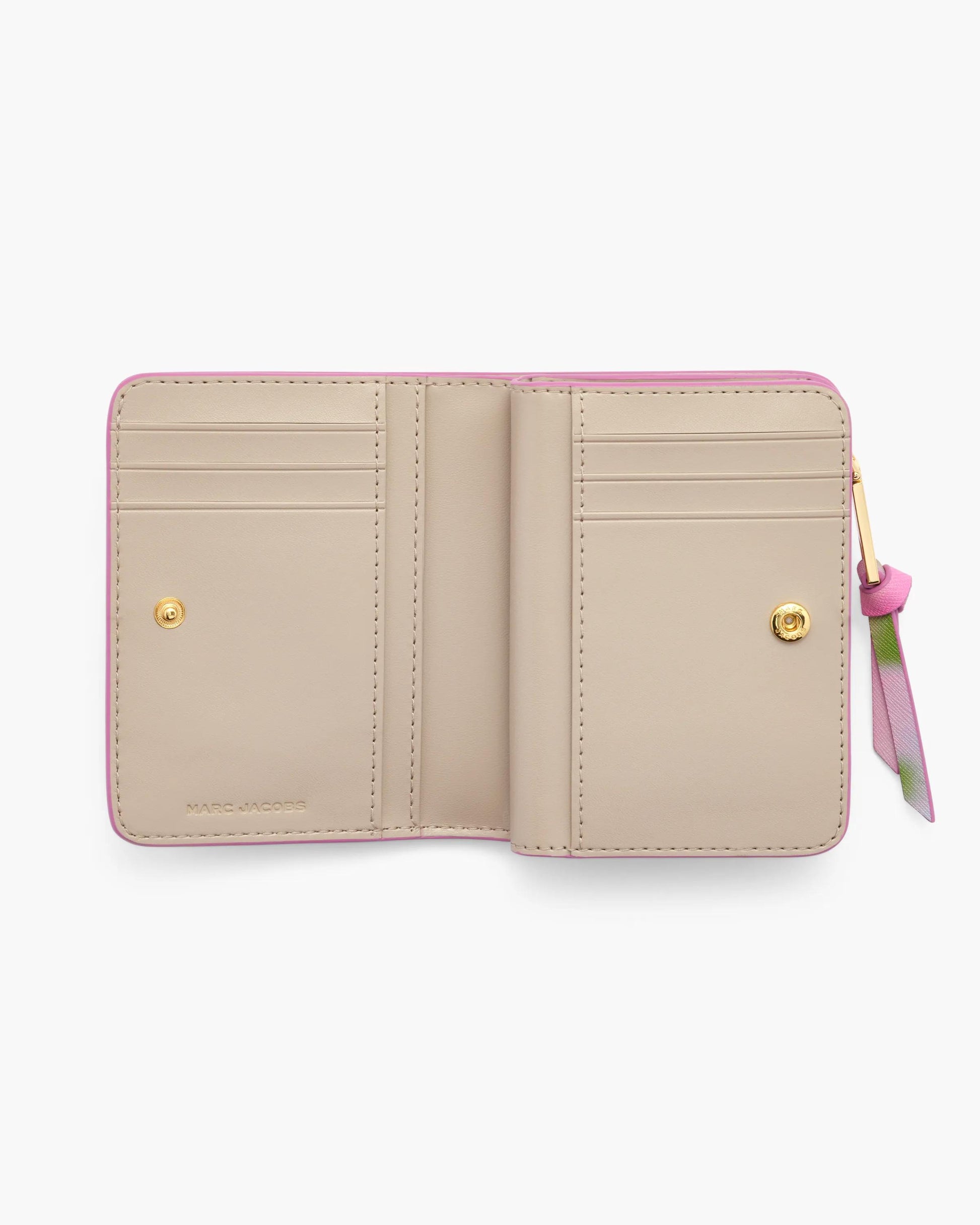 Carteira Marc Jacobs The Blurred Floral Snapshot Mini Compact Wallet, Couro Saffiano Legítimo estampado, cor Rosa Fita Multicolor, vista lateral | Original Exports