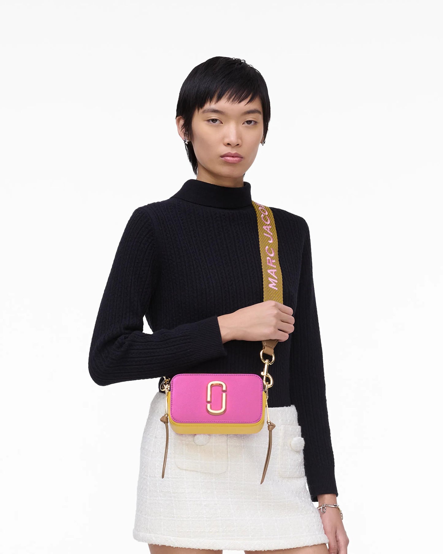 Bolsa Marc Jacobs The Snapshot Jacquard, Tecido Jacquard Estampado, cor Rosa Laço Multicolor, vista lateral | Original Exports